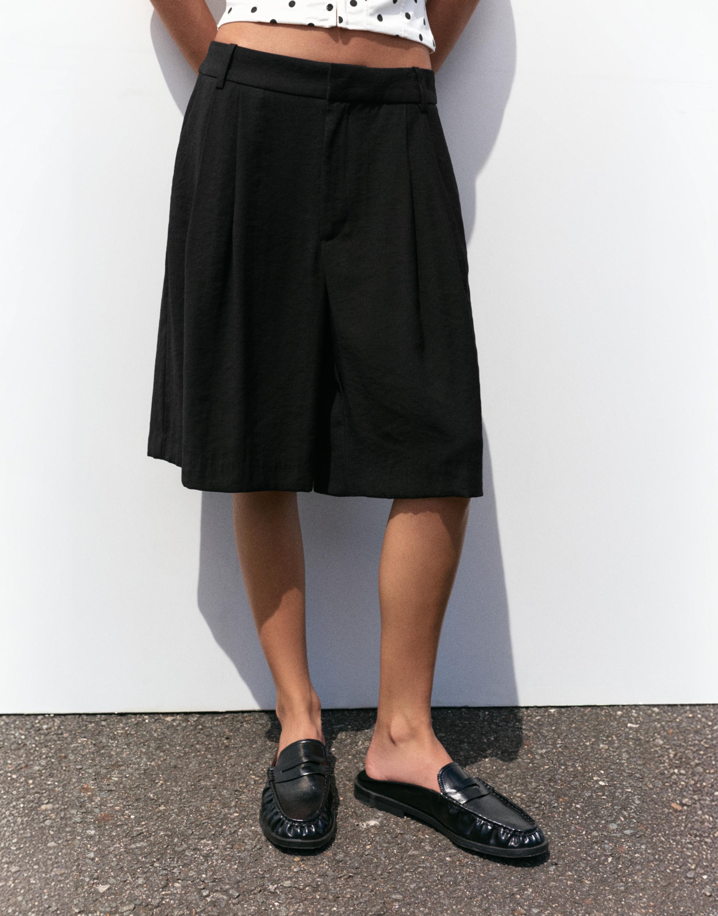Long darted Bermuda shorts — Black