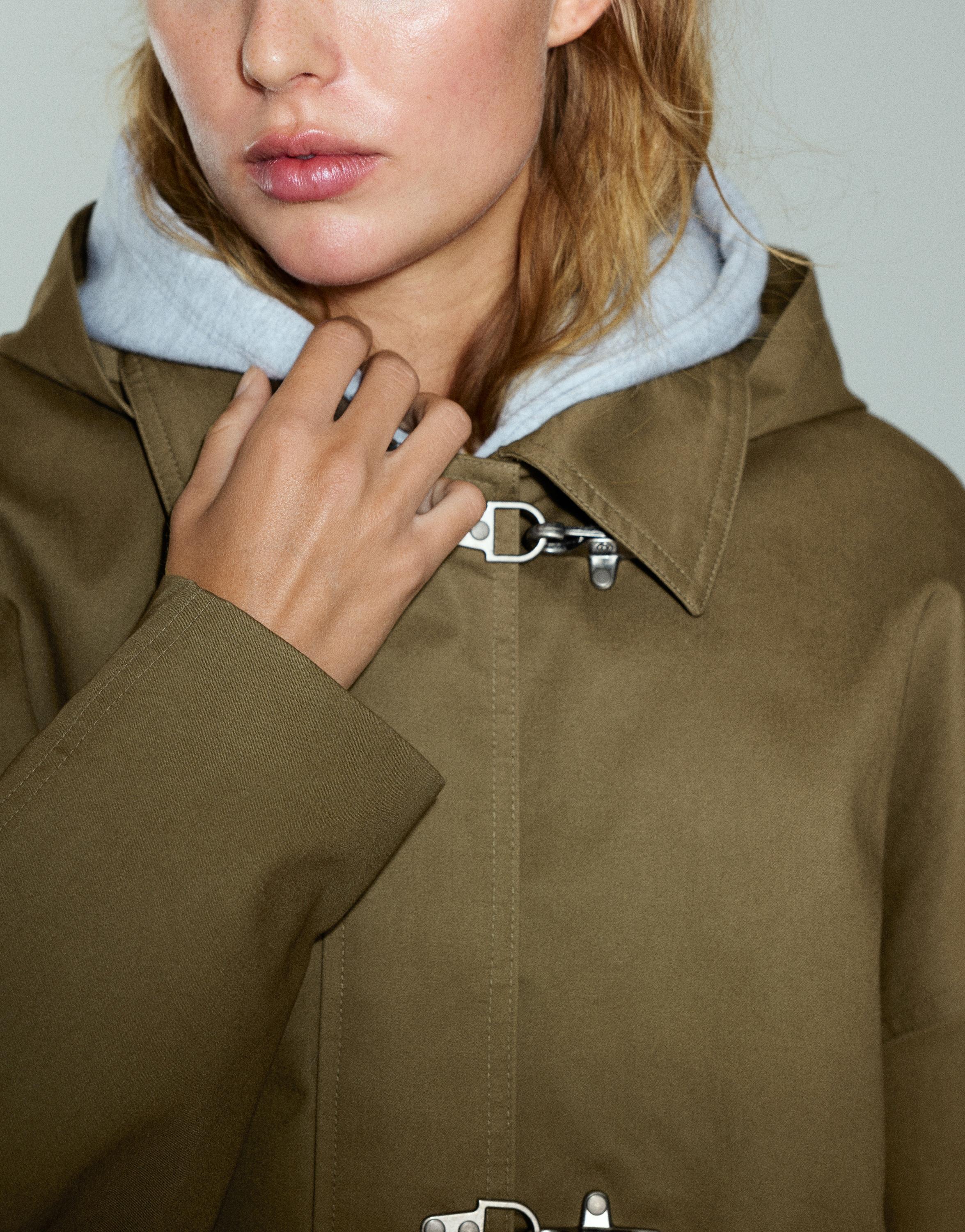 Pull&Bear Süslü düğmeli kısa su geçirmez trençkot görsel 7