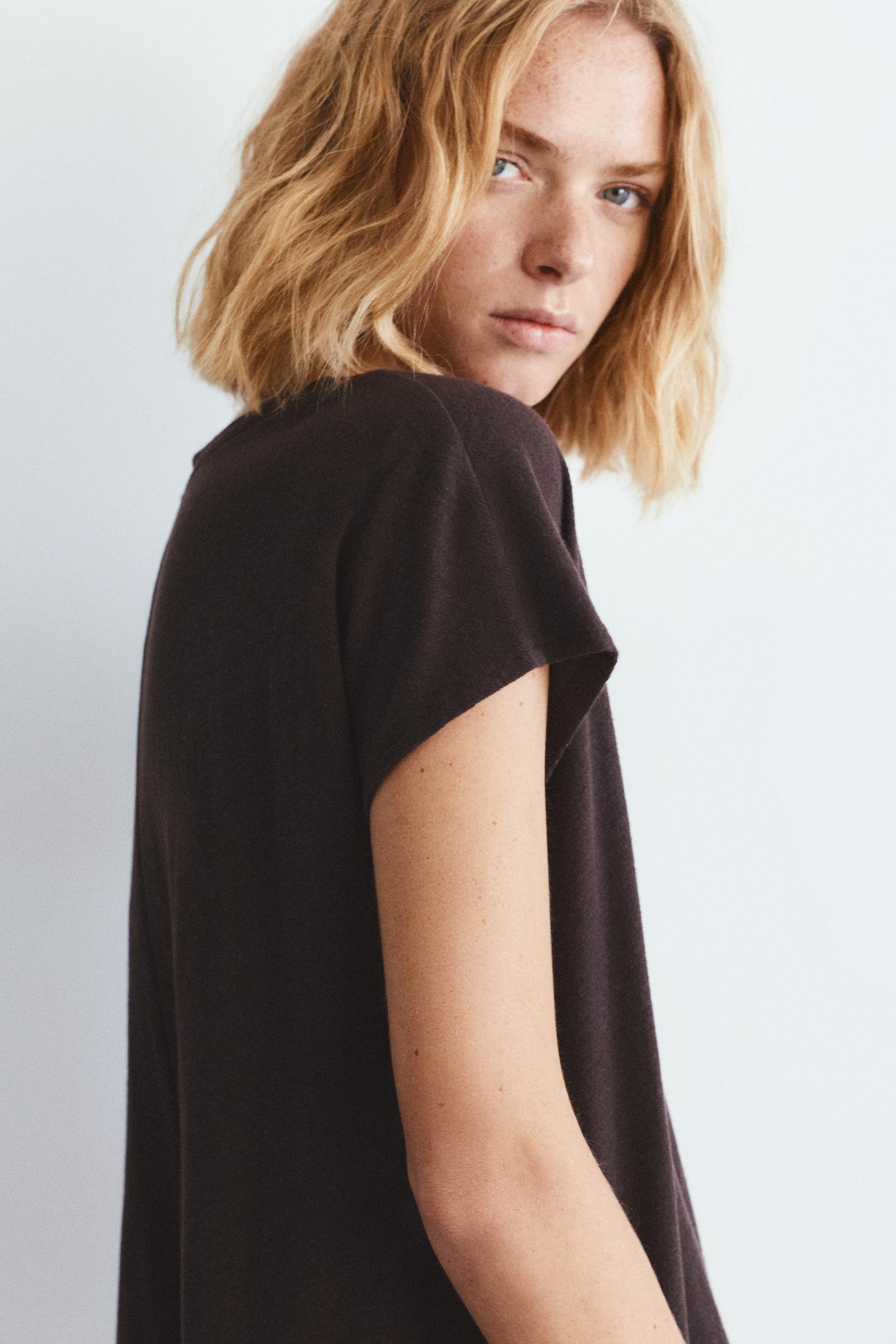 V-neck linen T-shirt — Dark brown