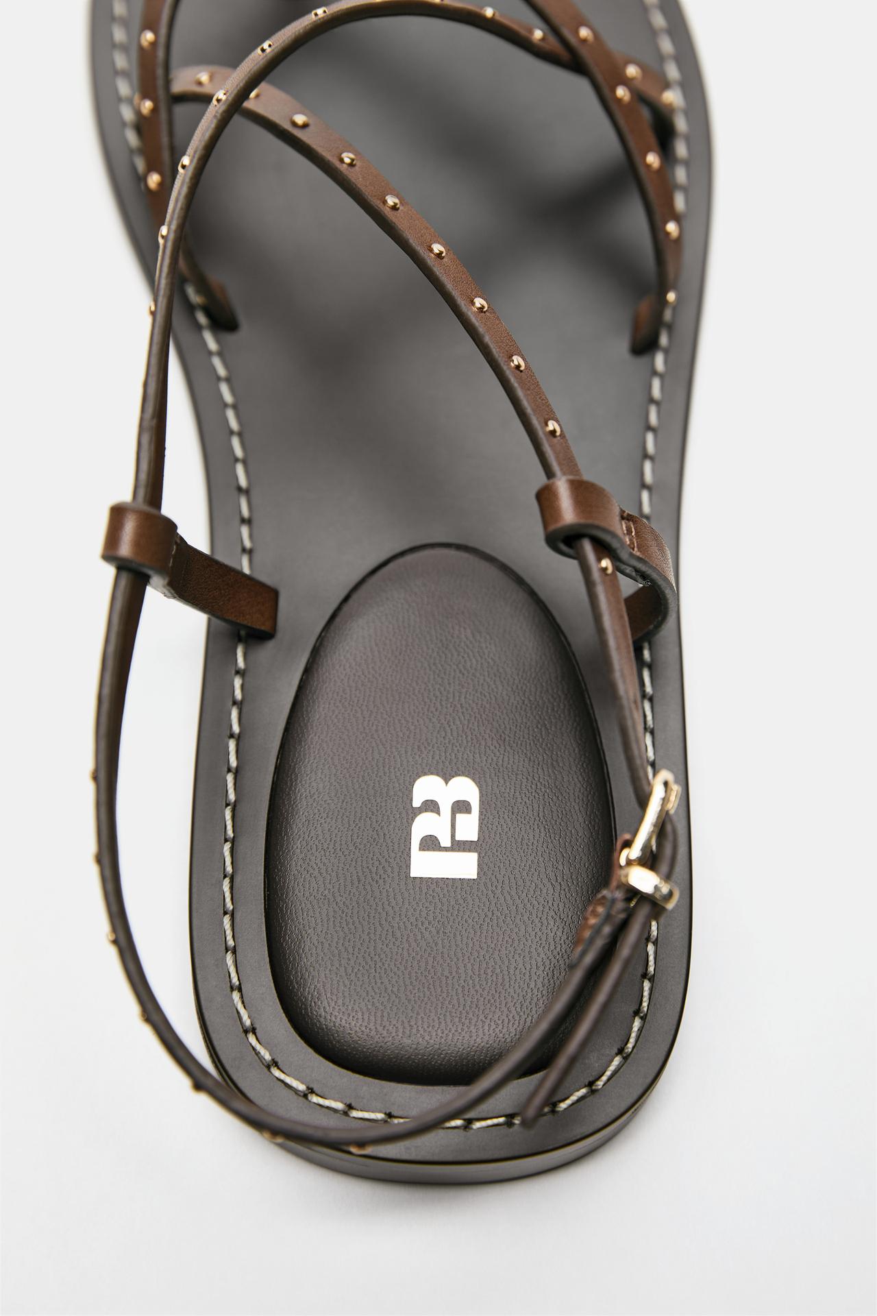 Flat studded sandals — Brown