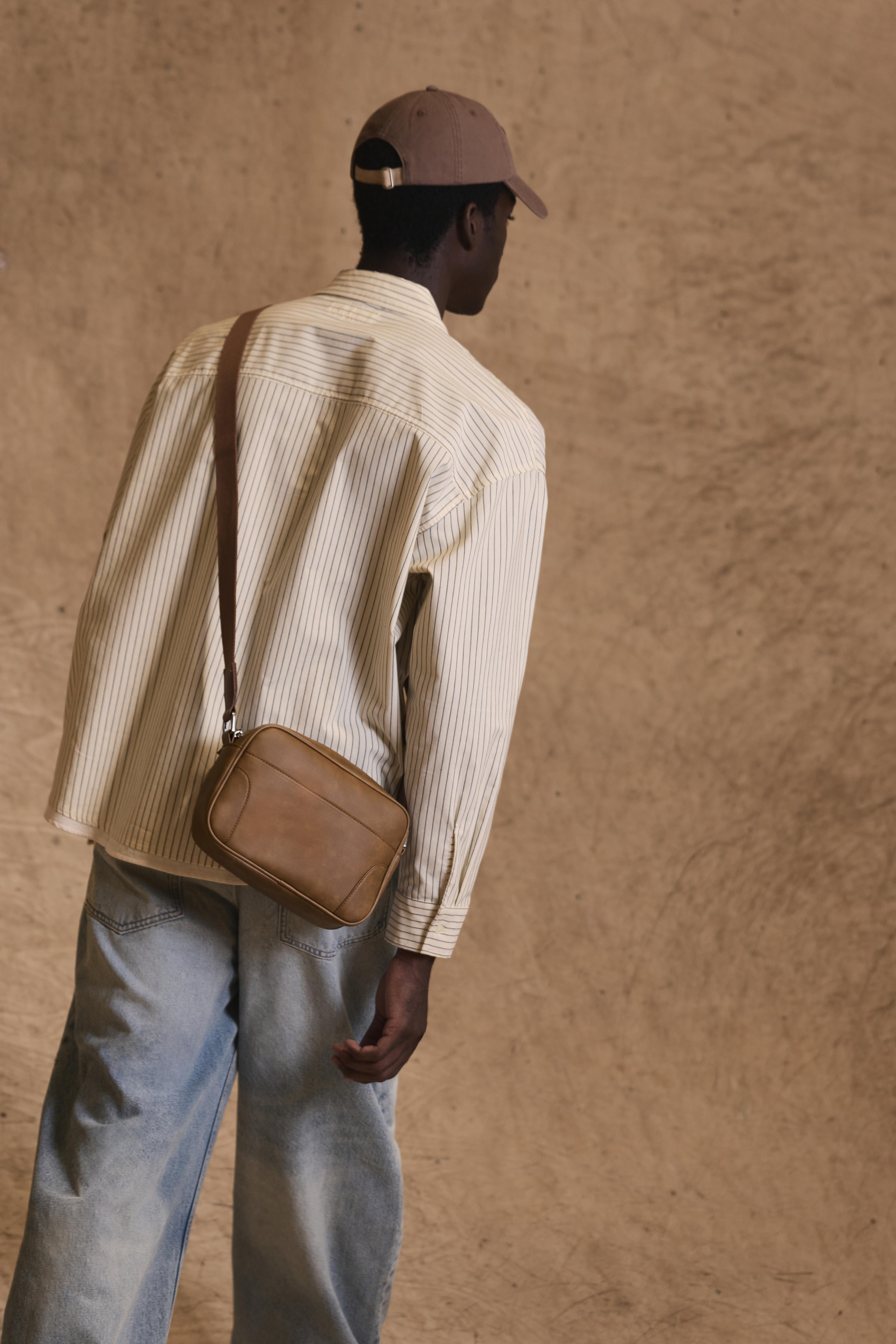 Distressed crossbody bag — Brown