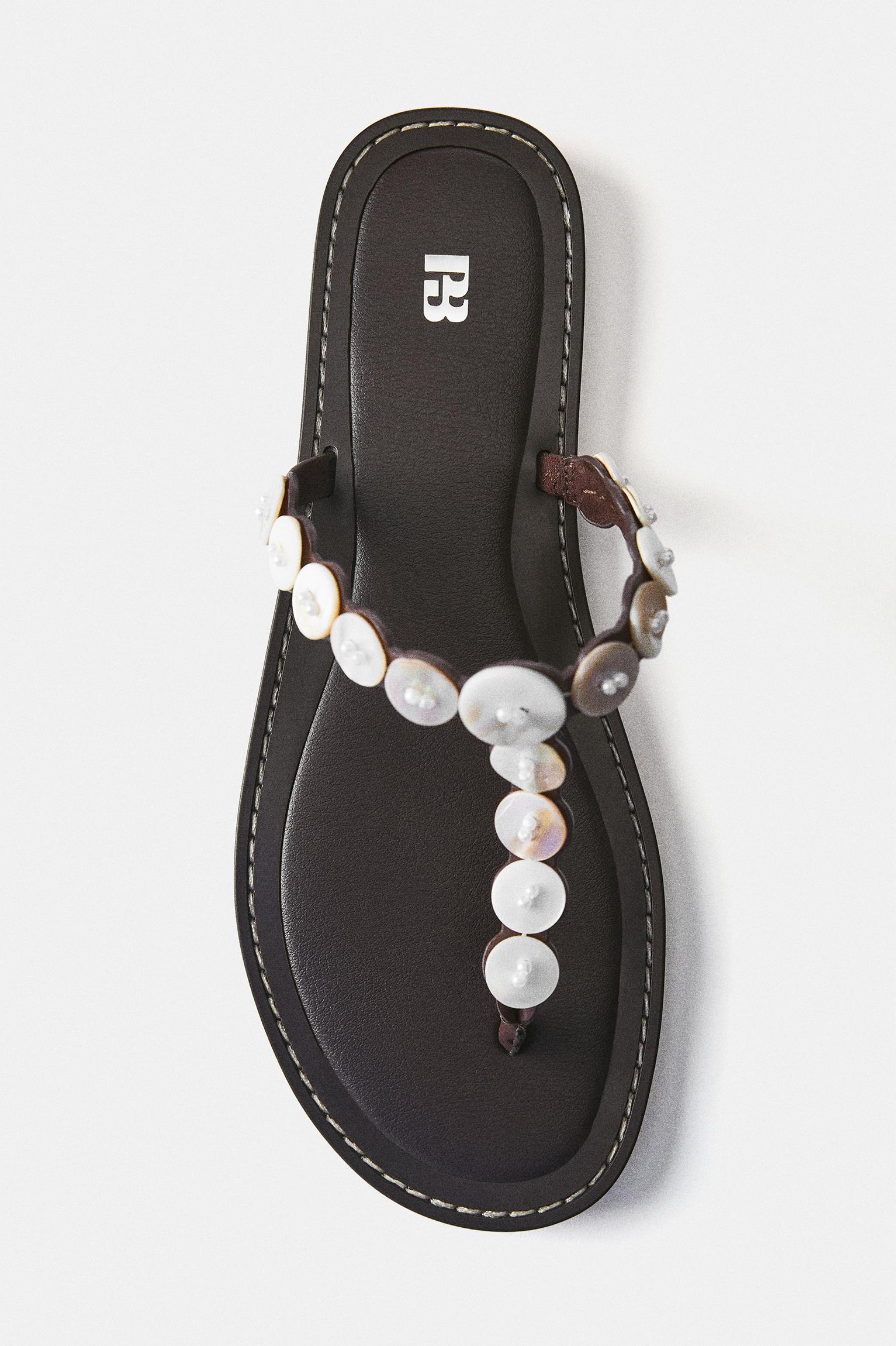 Flat button sandals — Brown