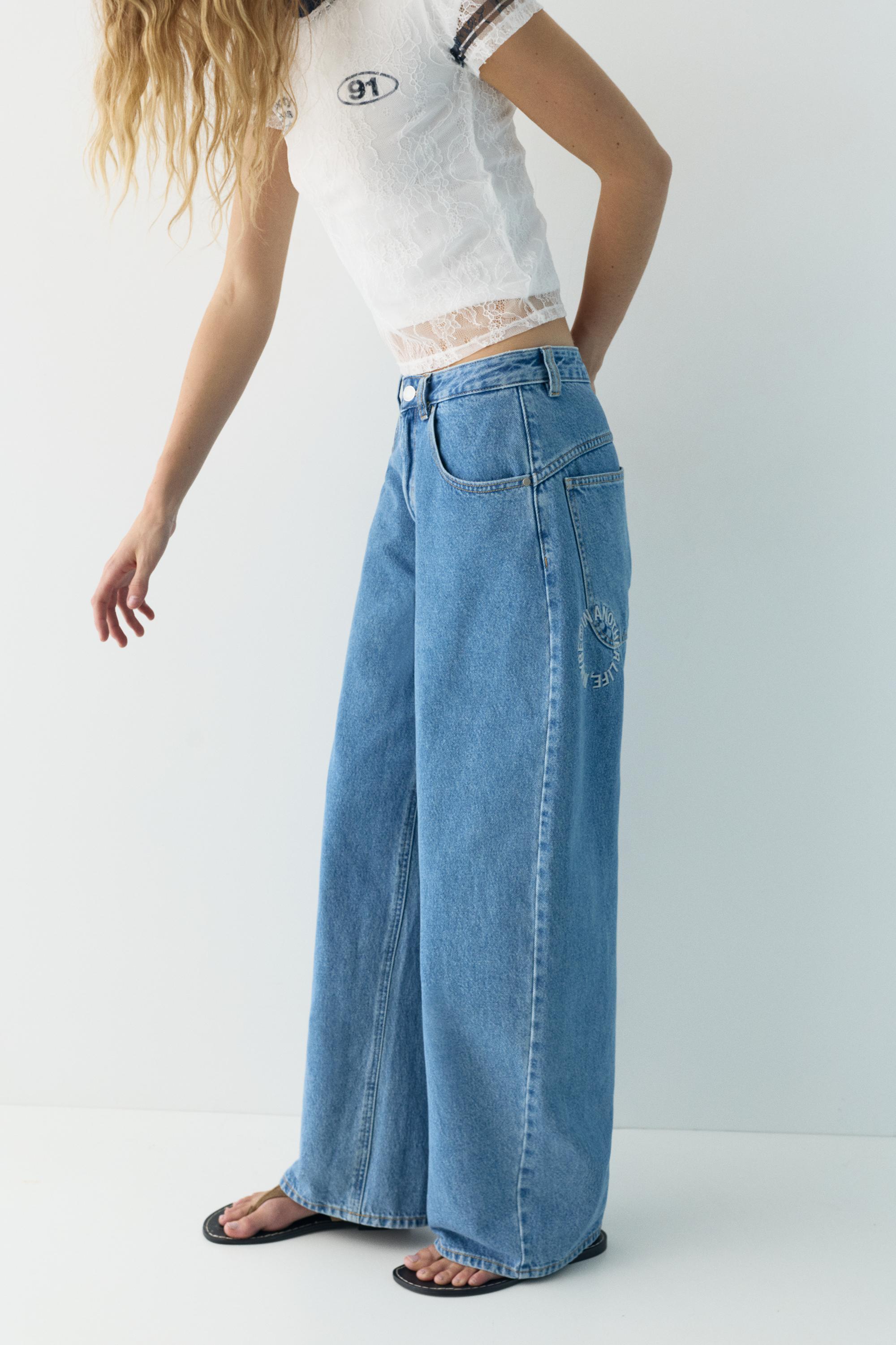 Balloon fit jeans with embroidered text — Medium blue