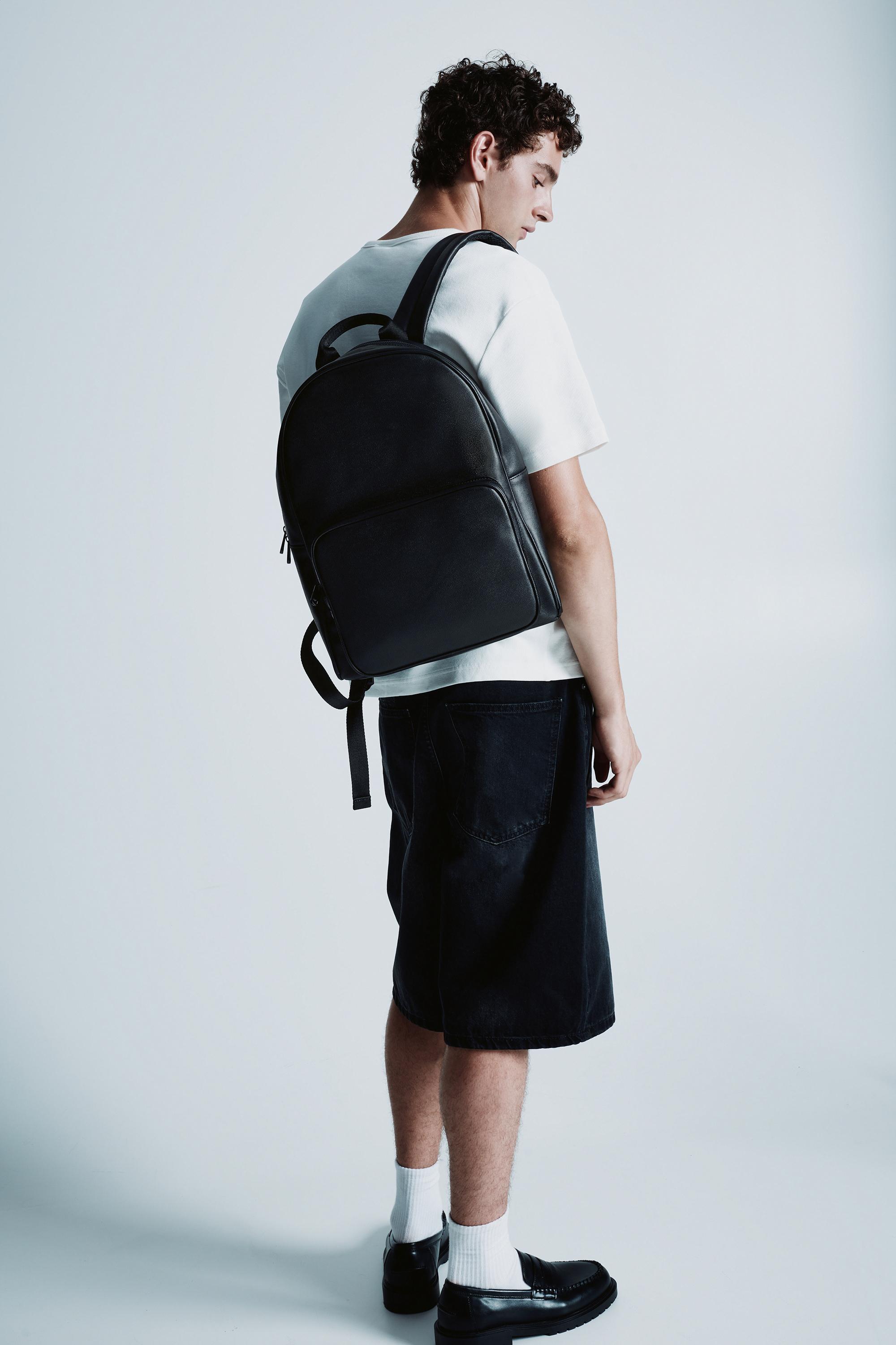 Textured pocket backpack — Black