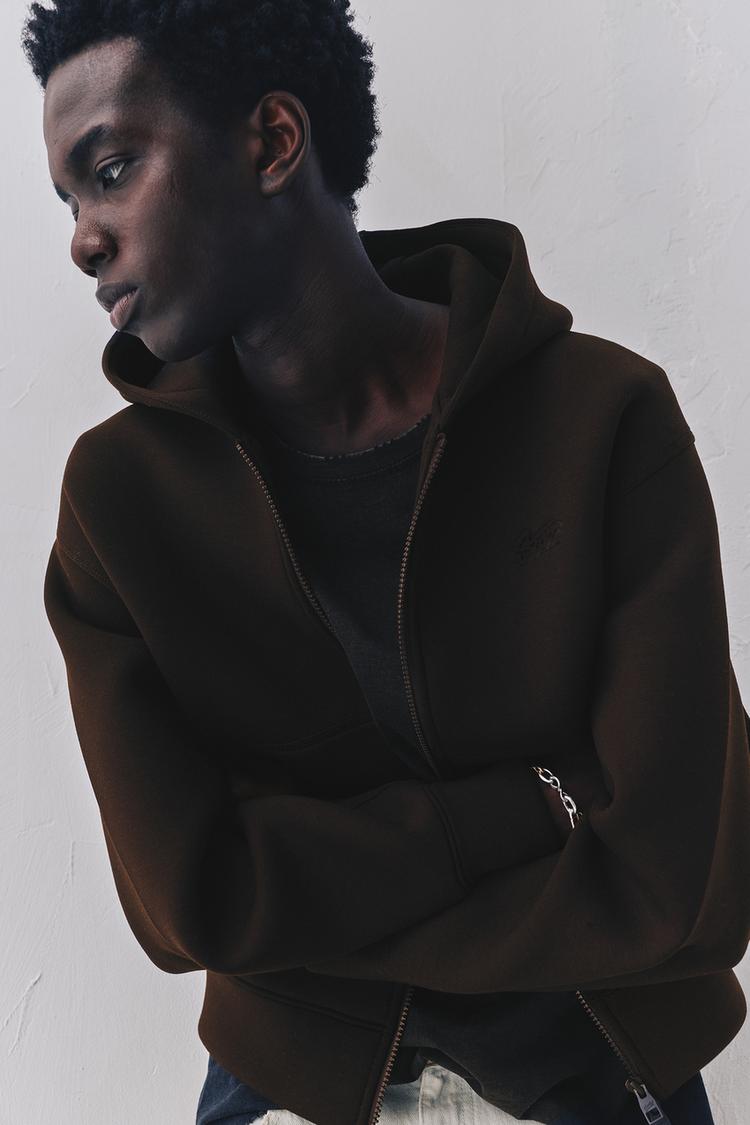 Sentetik kauçuk kumaş görünümlü kapüşonlu sweatshirt