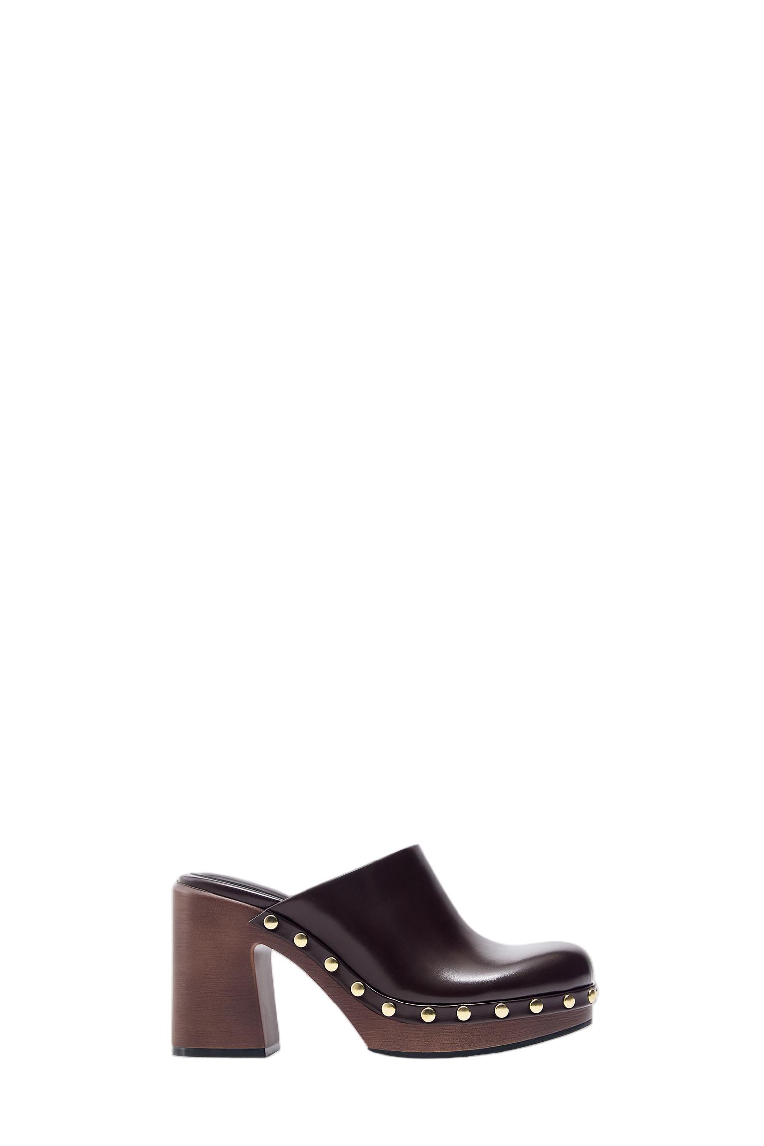 Heeled clogs with studs — Brown