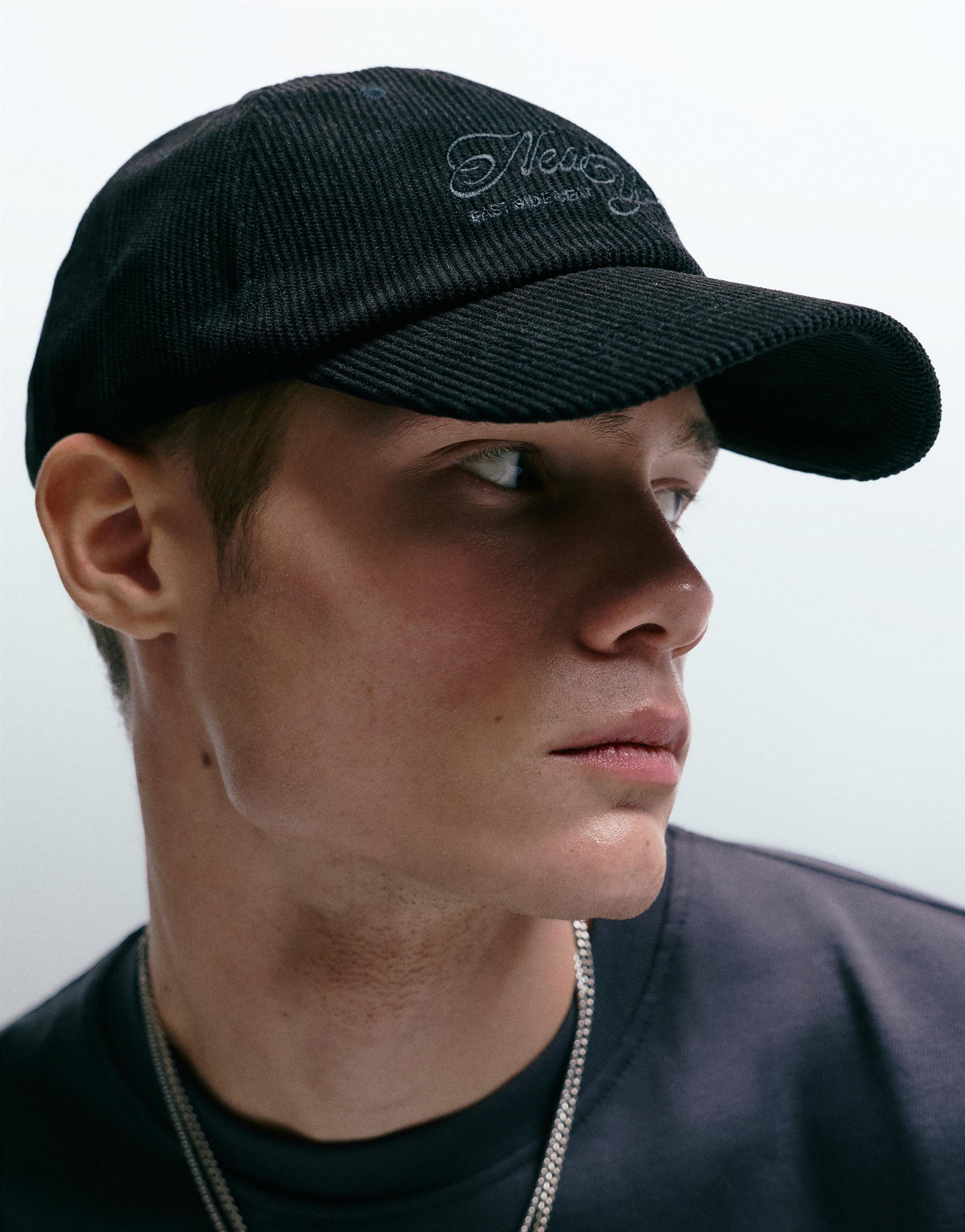 Black corduroy cap — Black