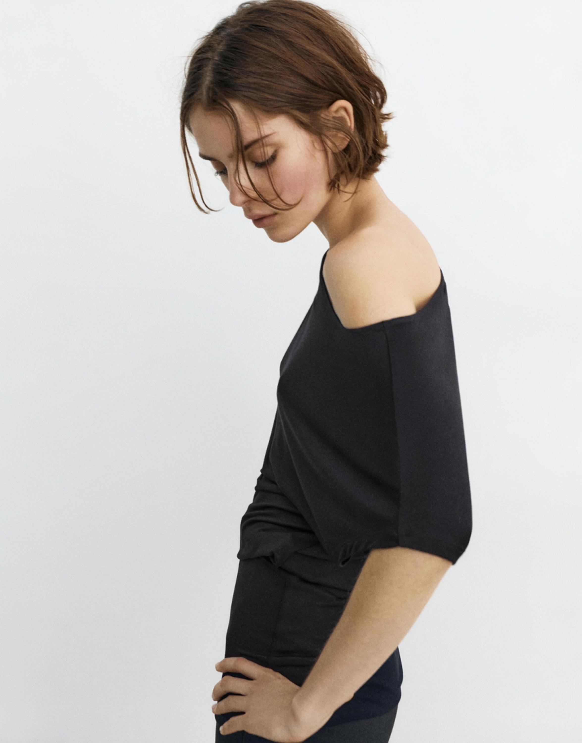 Short asymmetric dress — Black