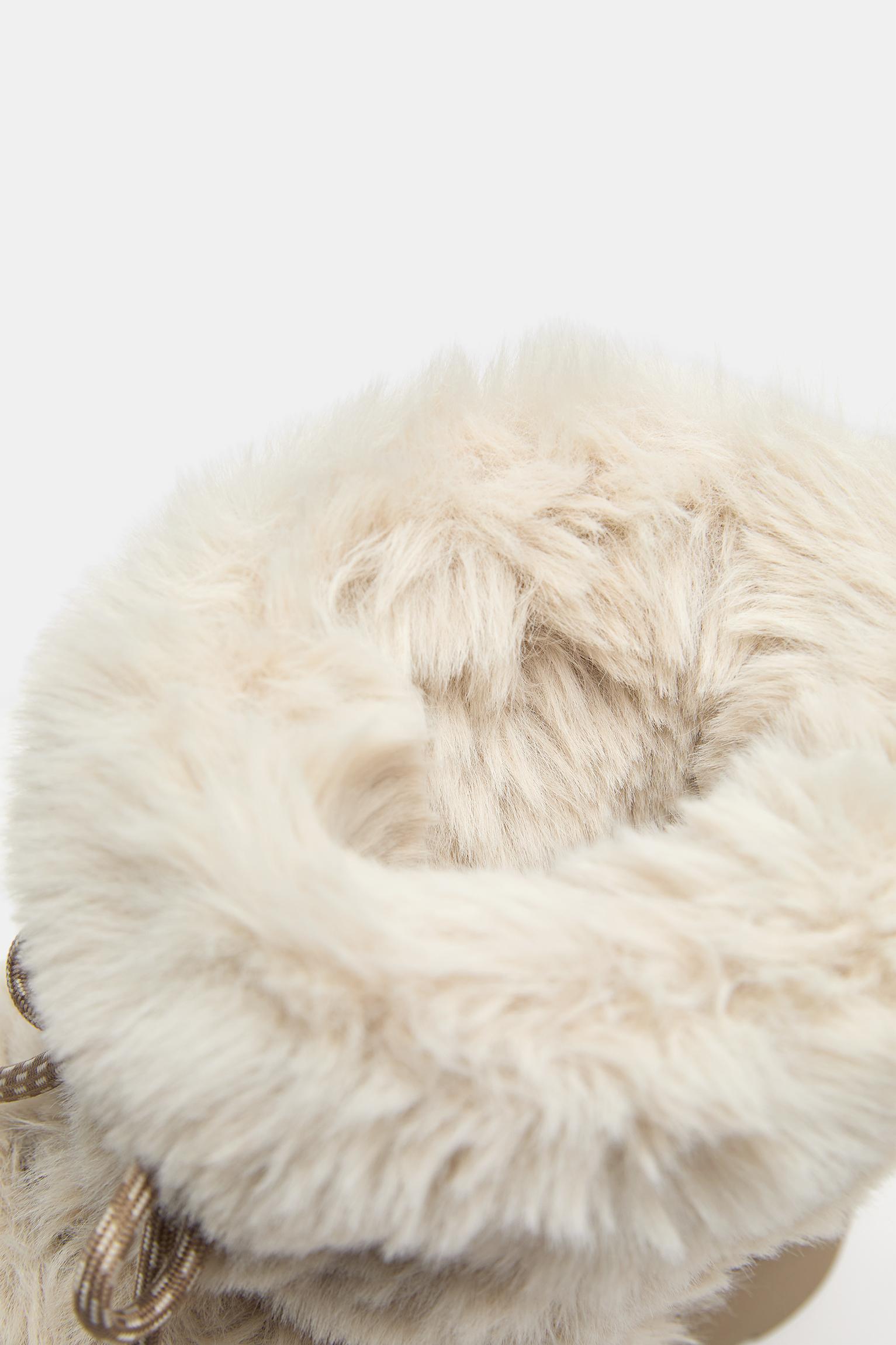 Flat faux fur boots — Ecru