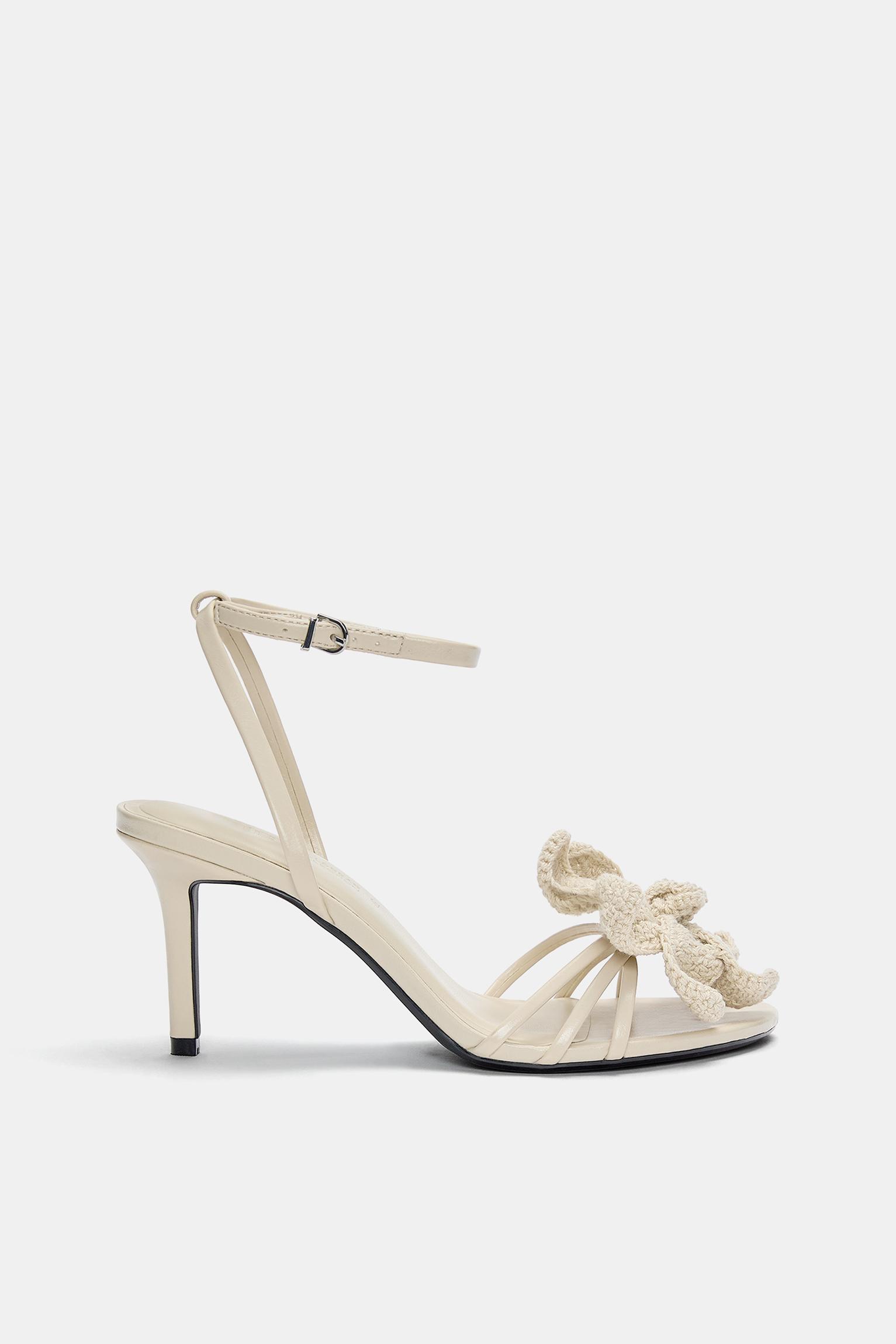 Absatzsandalen Mit Gehäkelter Blume