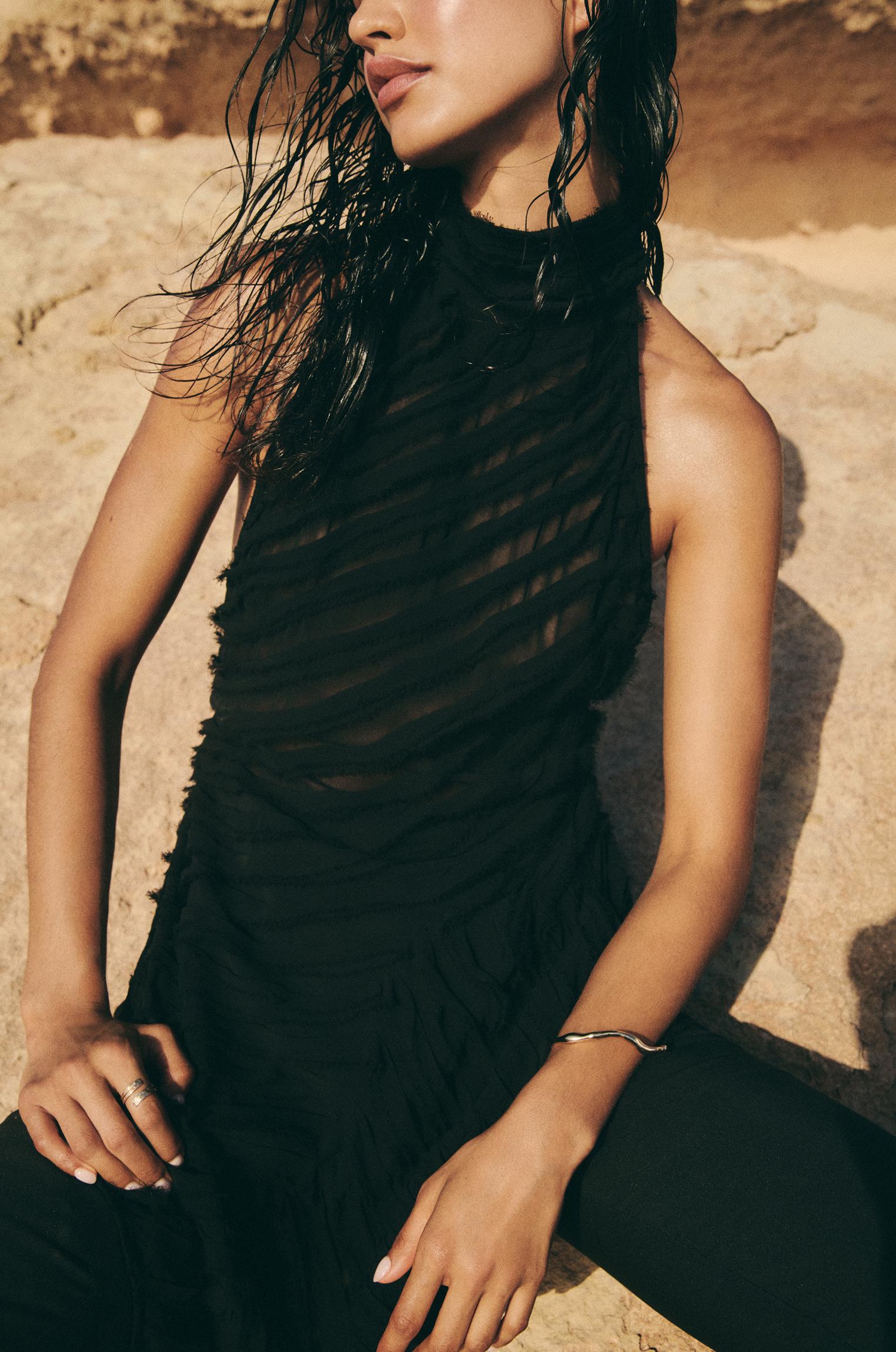 Textured open-back halter top — Black