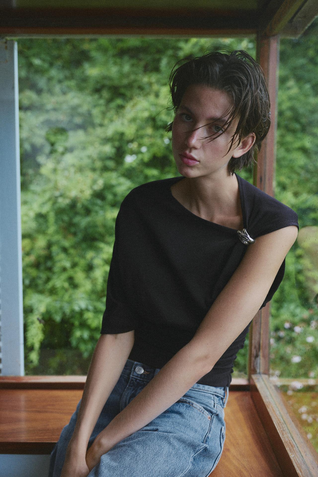 Asymmetric appliqué top — Black