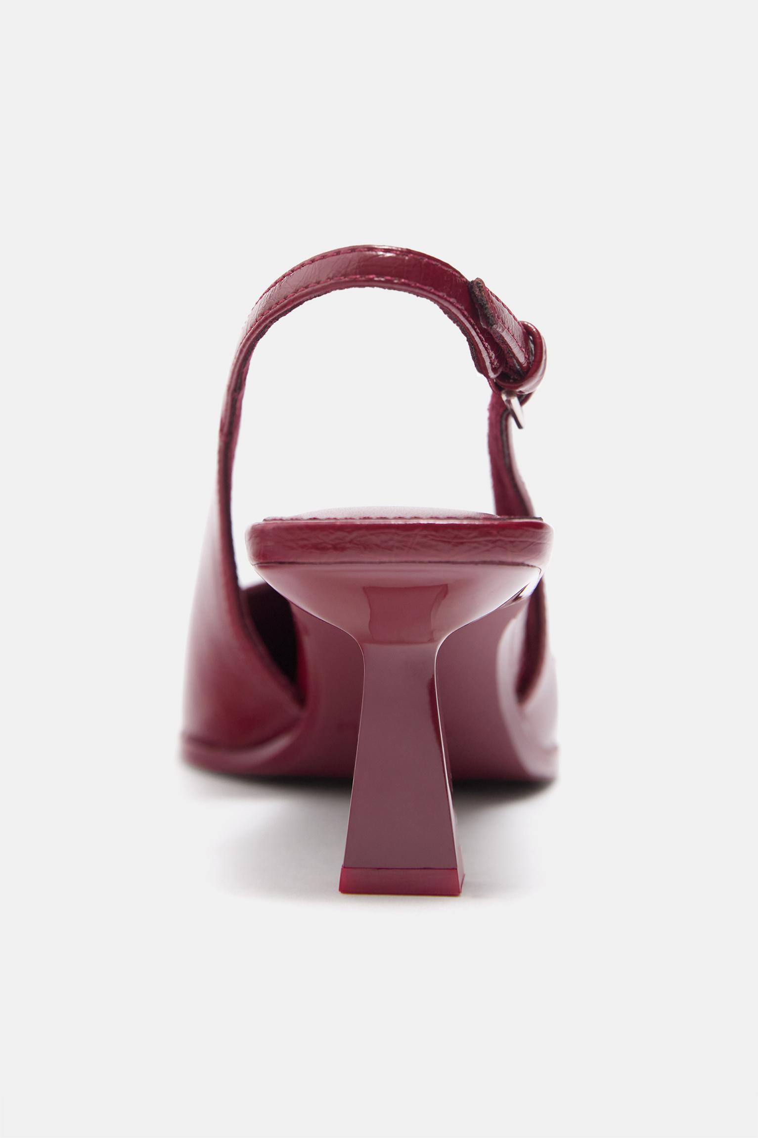 Buckled high-heel shoes — Red