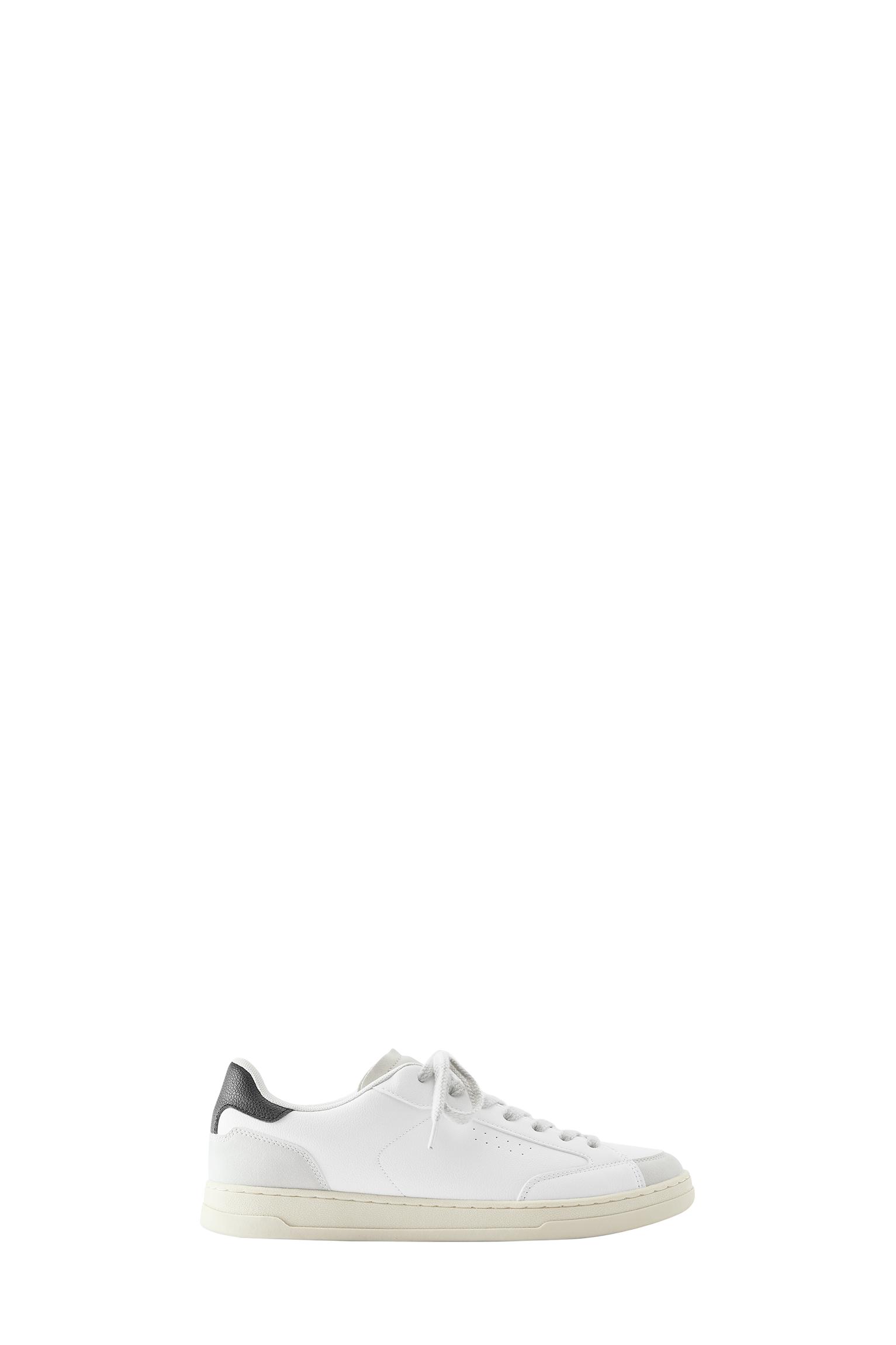 Casual trainers — White