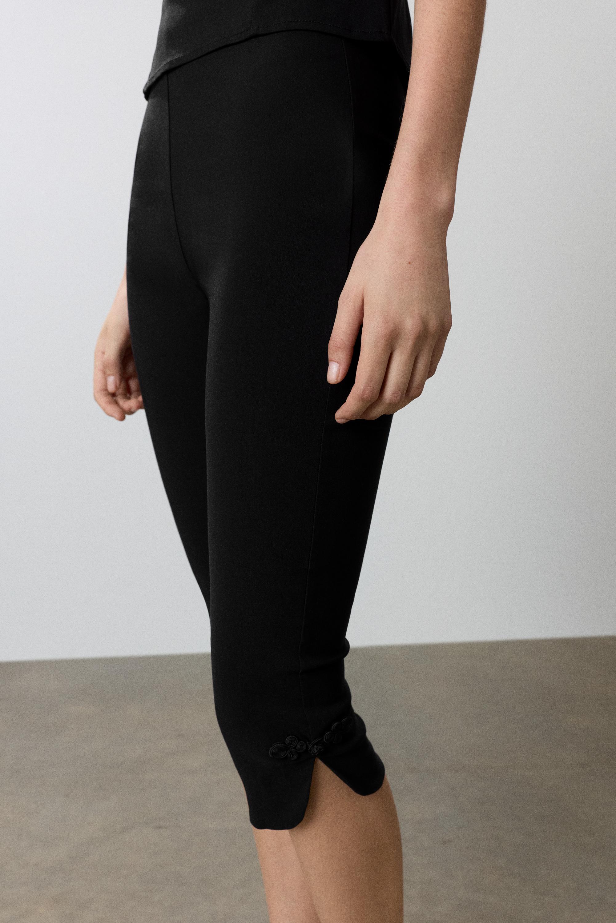 Frog fastening capris — Black