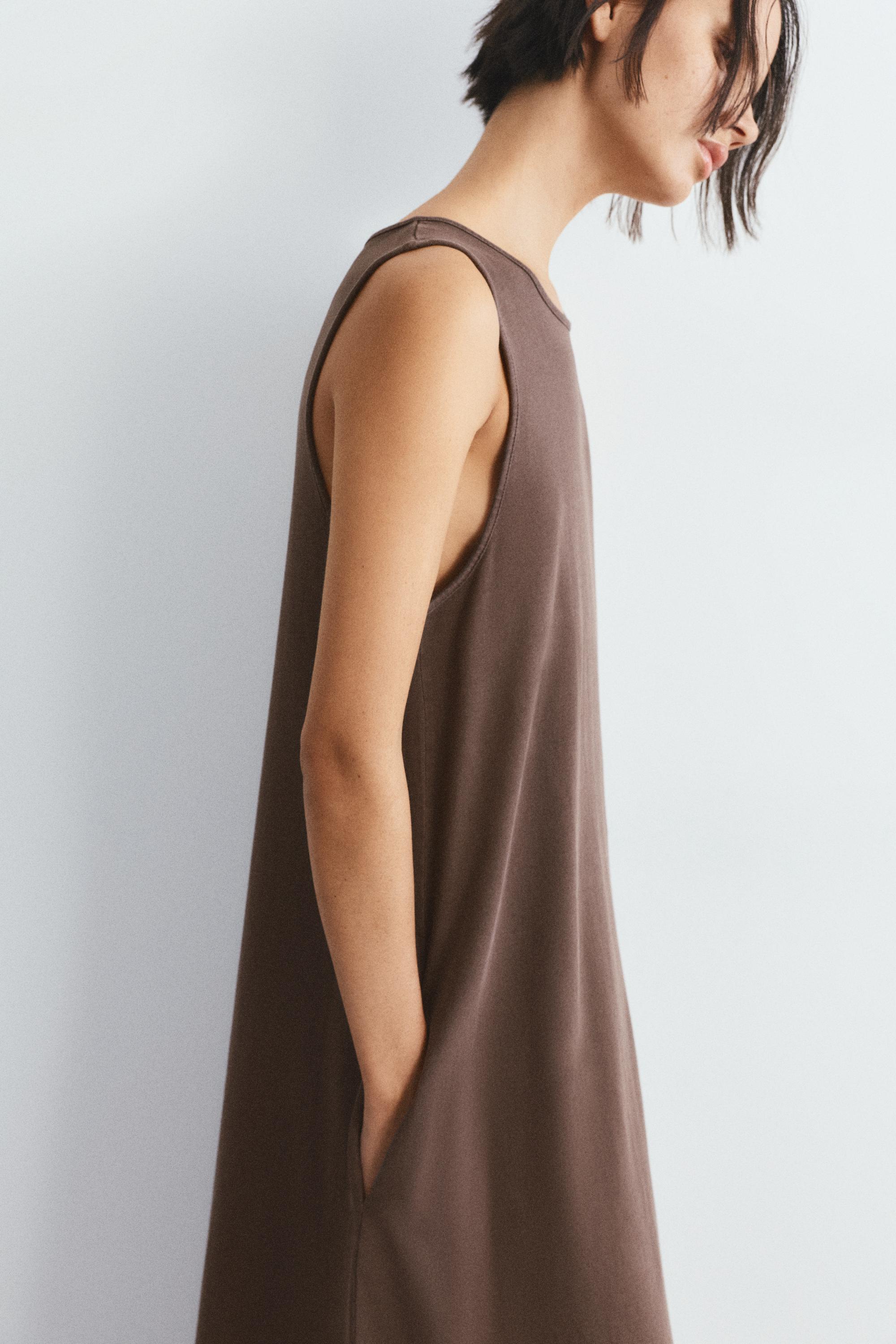Long sleeveless dress — Brown