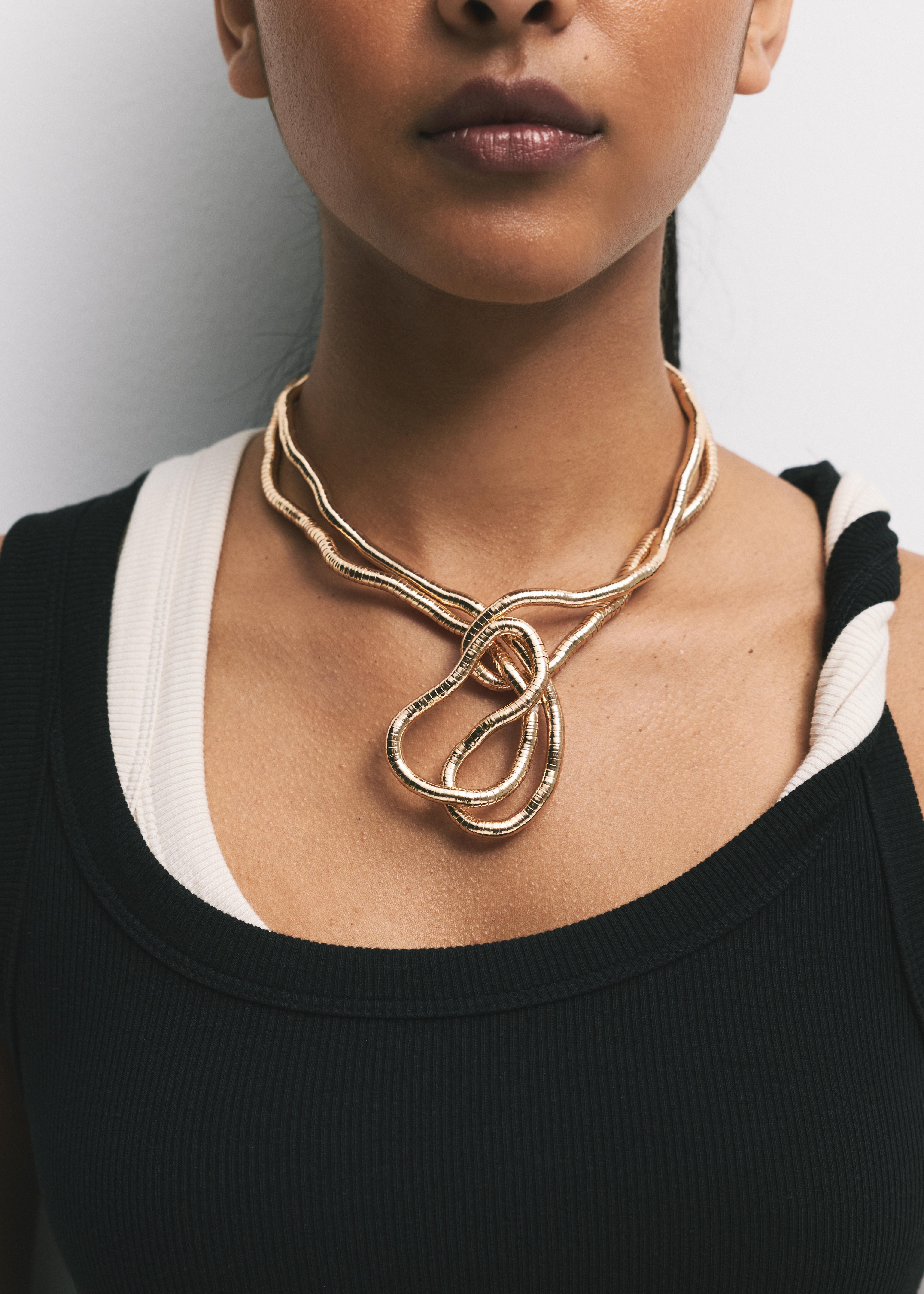 Metallic necklace — Gold