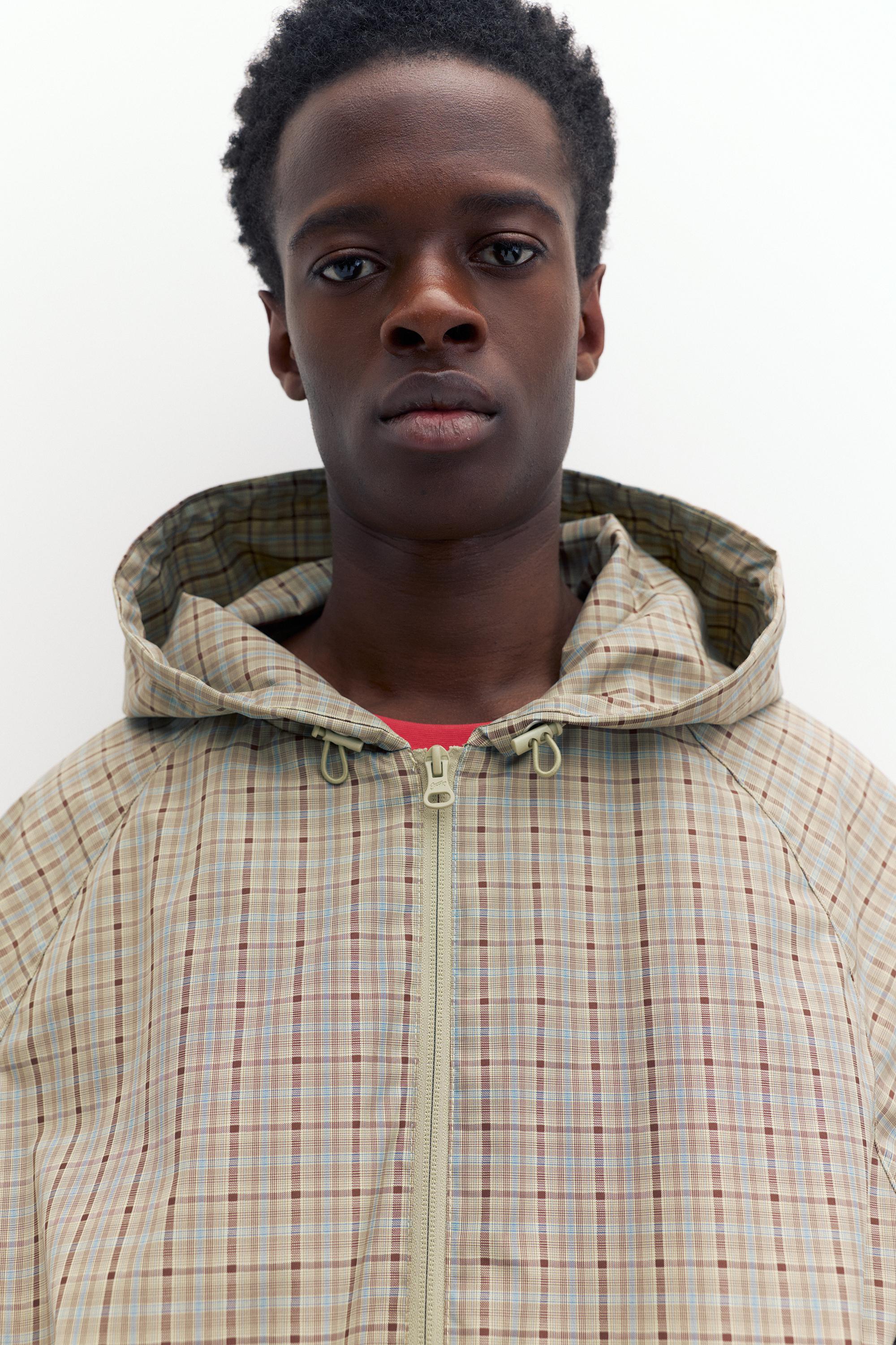 Kapüşonlu kareli hafif yağmurluk - Görsel 11