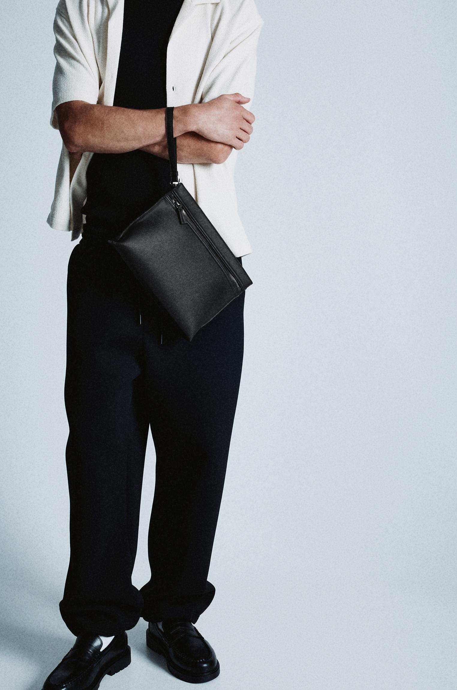 Textured handle clutch bag — Black
