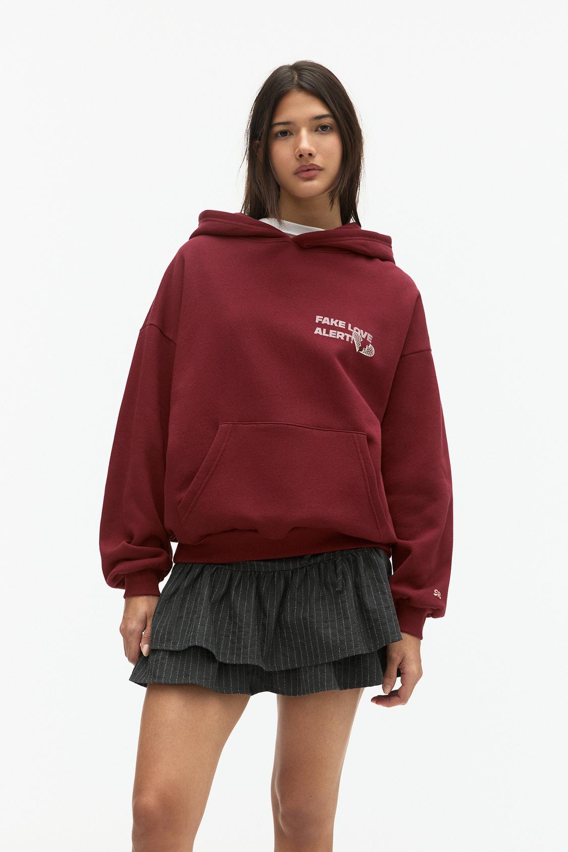 Sudadera Roja De Pull Bear Fake Love Sweat à Capuche Love Pull&bear