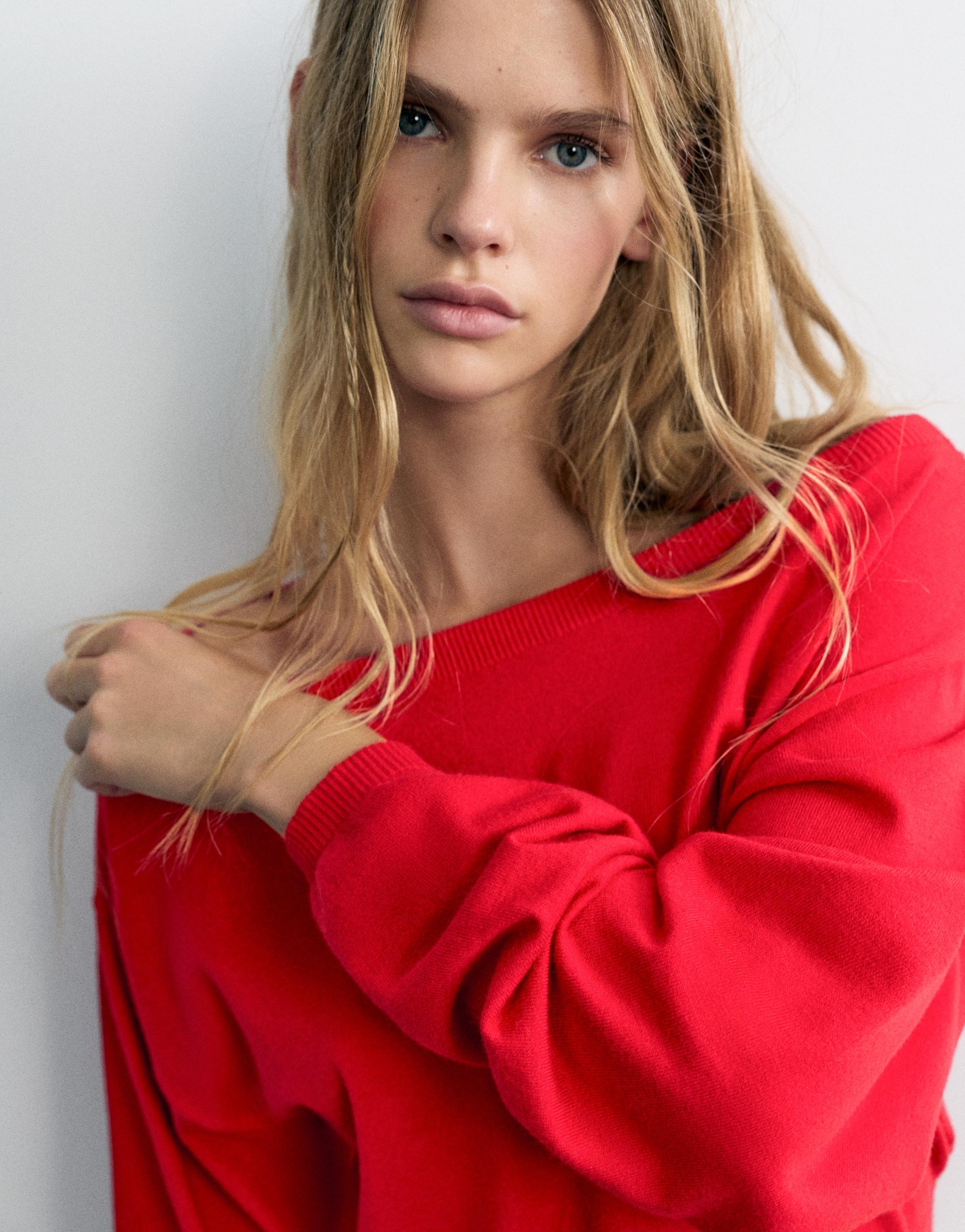 Asymmetric neck jumper — Red