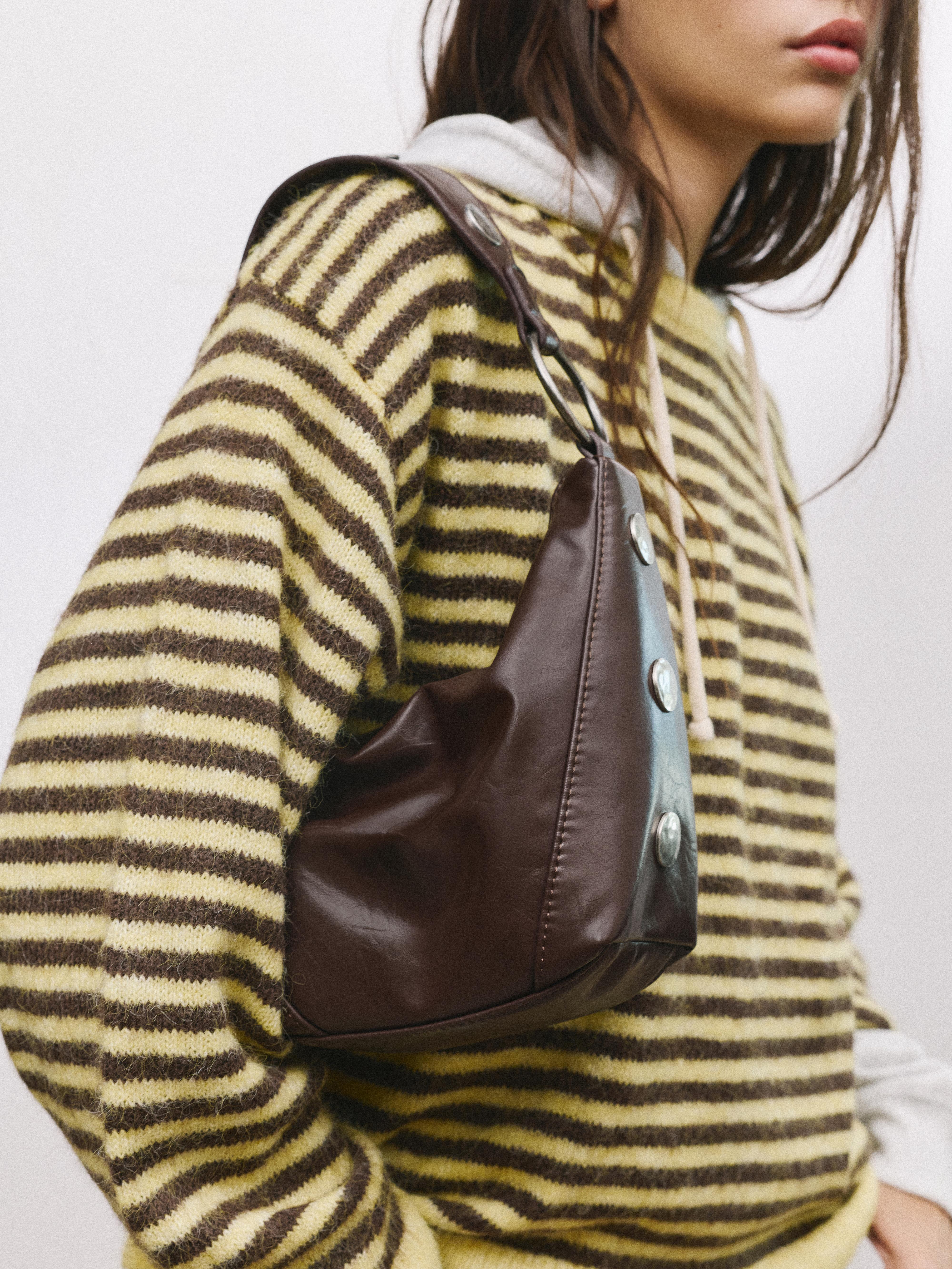 Borsa a Spalla Decorata con Borchie e Anelli