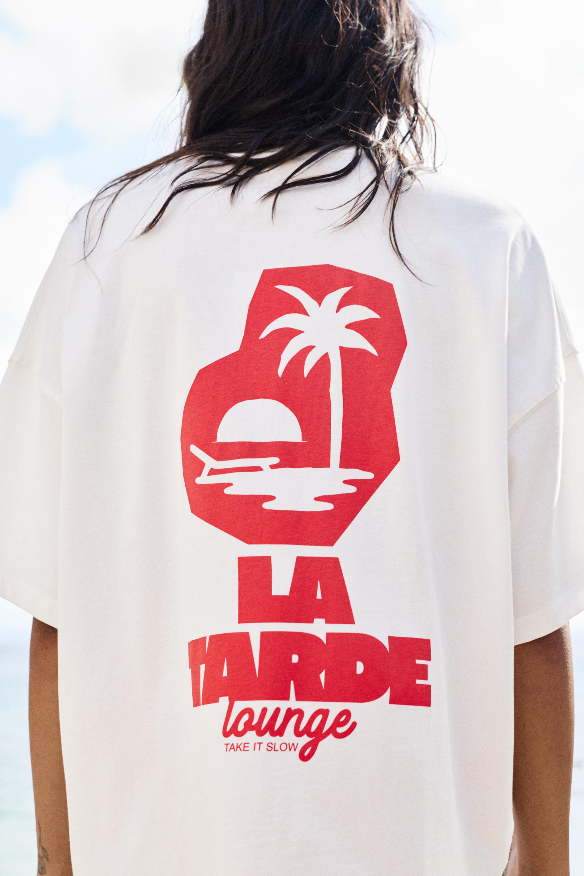 T-Shirt Com Gráfico La Tarde