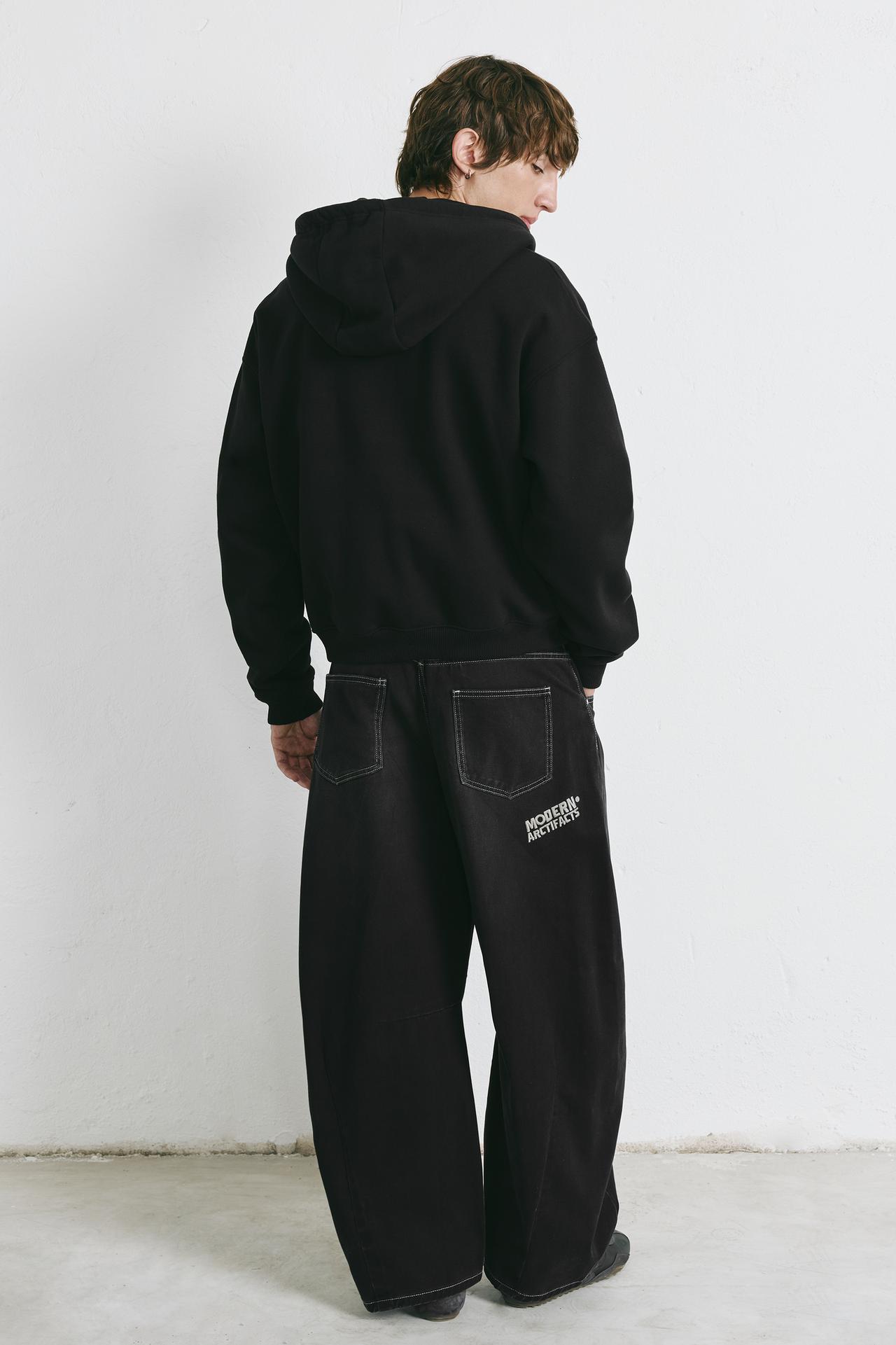 Graphic belt barrel jeans — Black