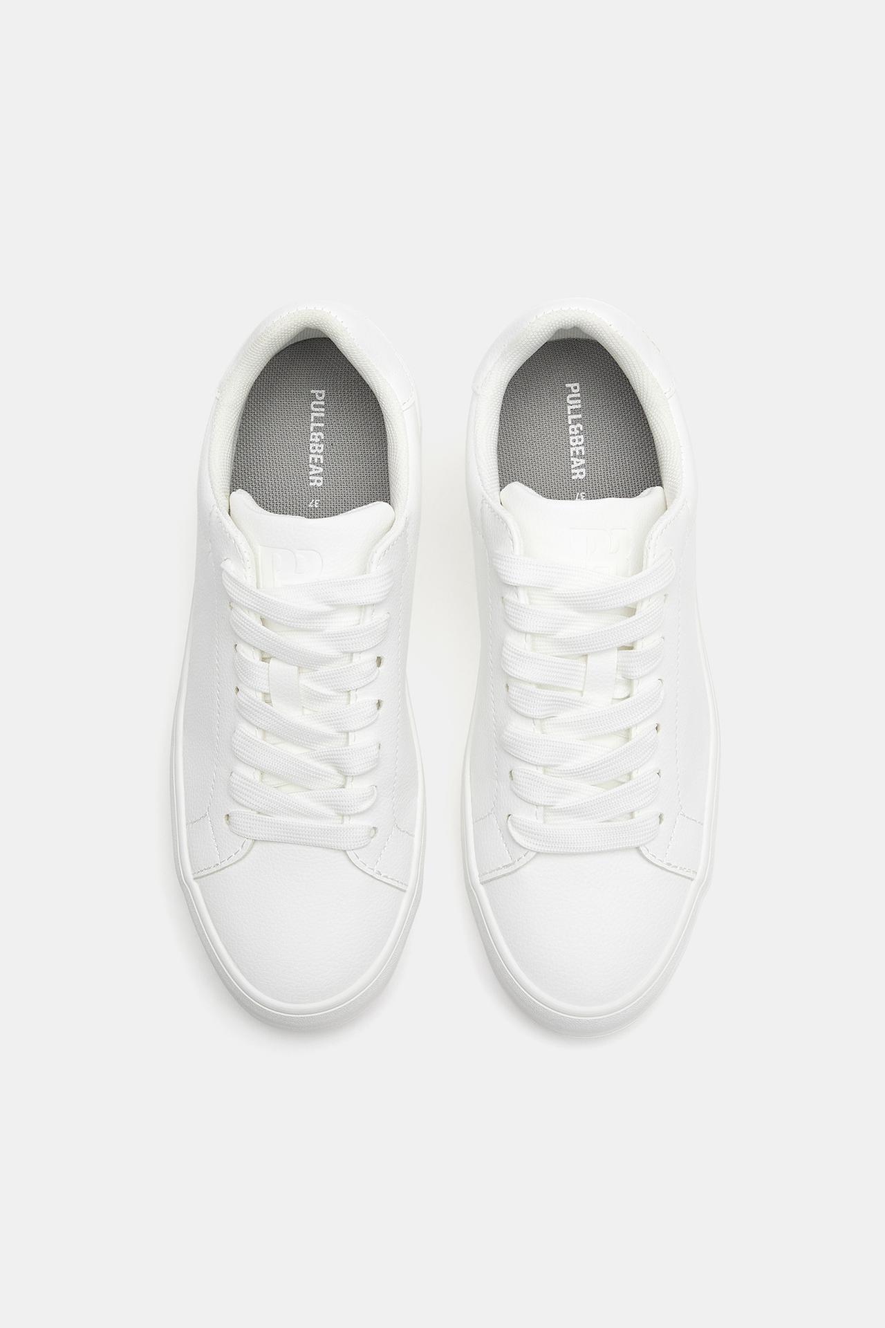 Casual trainers — White