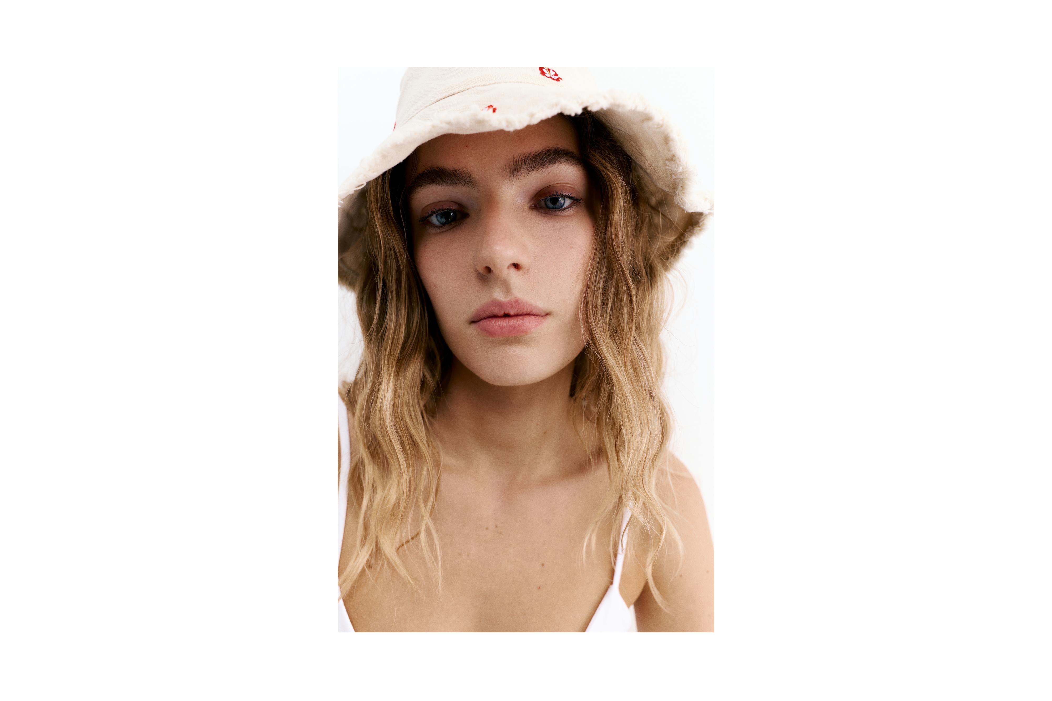 Hibiscus flower bucket hat — Ecru