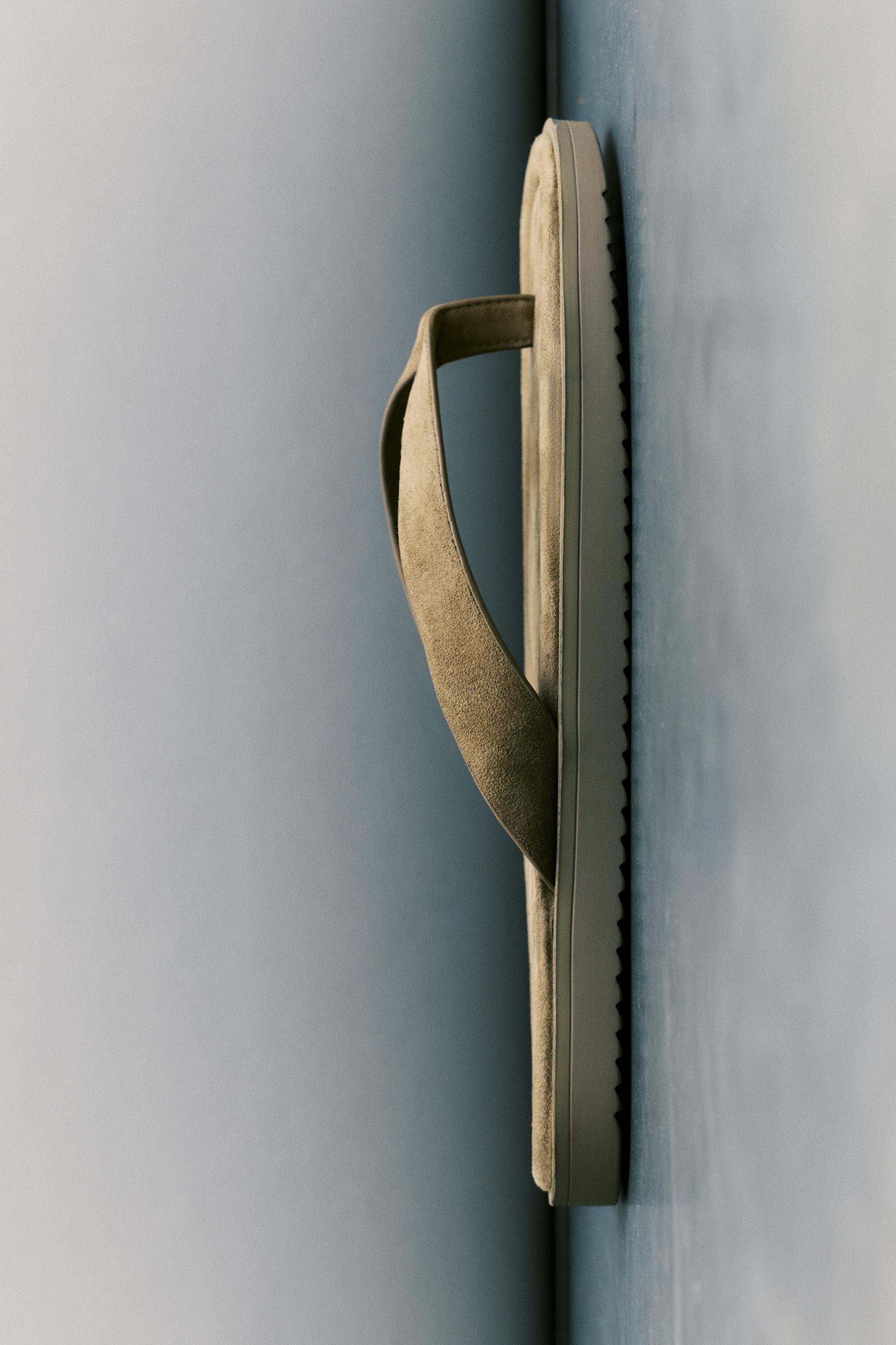 Flat sandals — Ecru