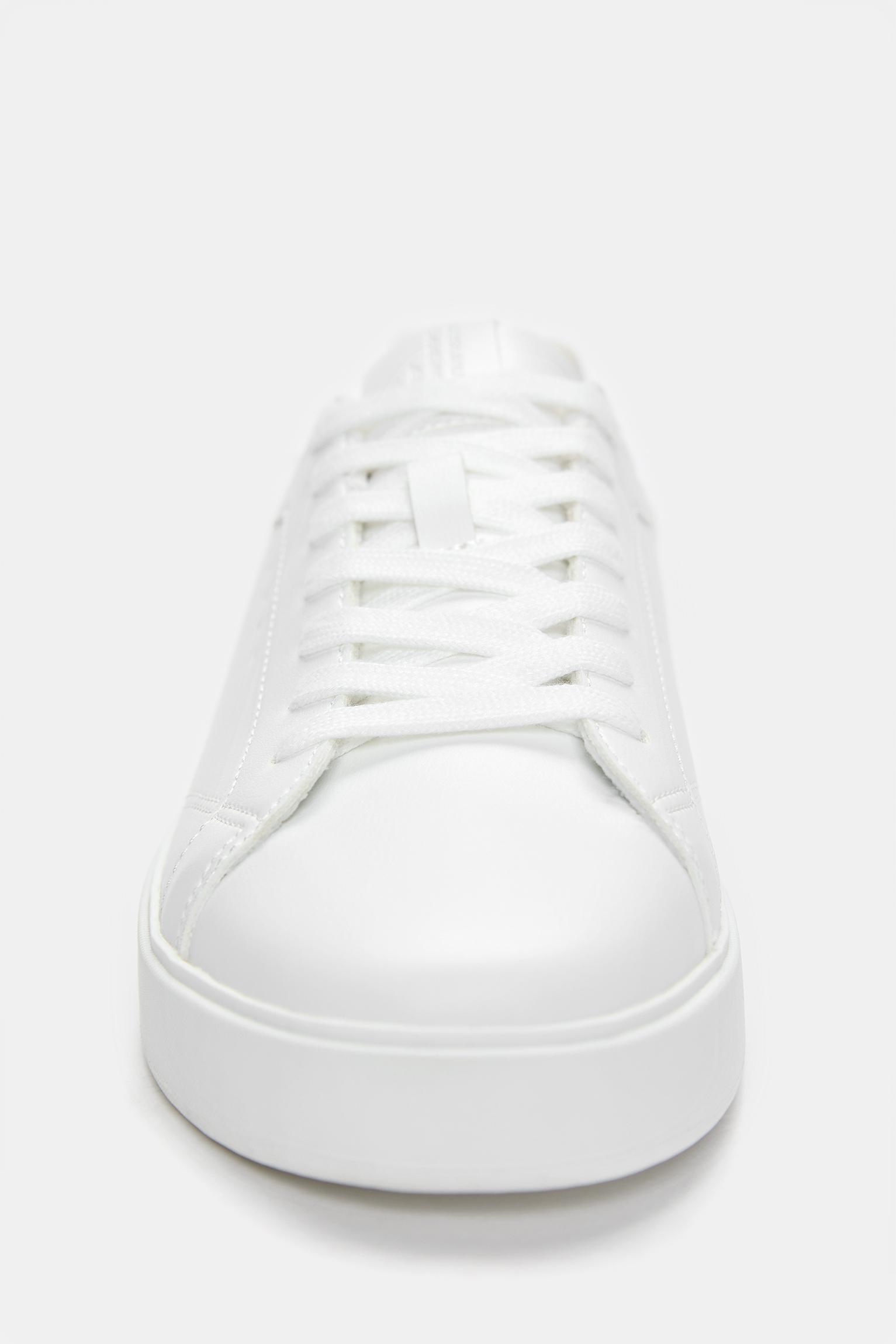 Casual trainers — White