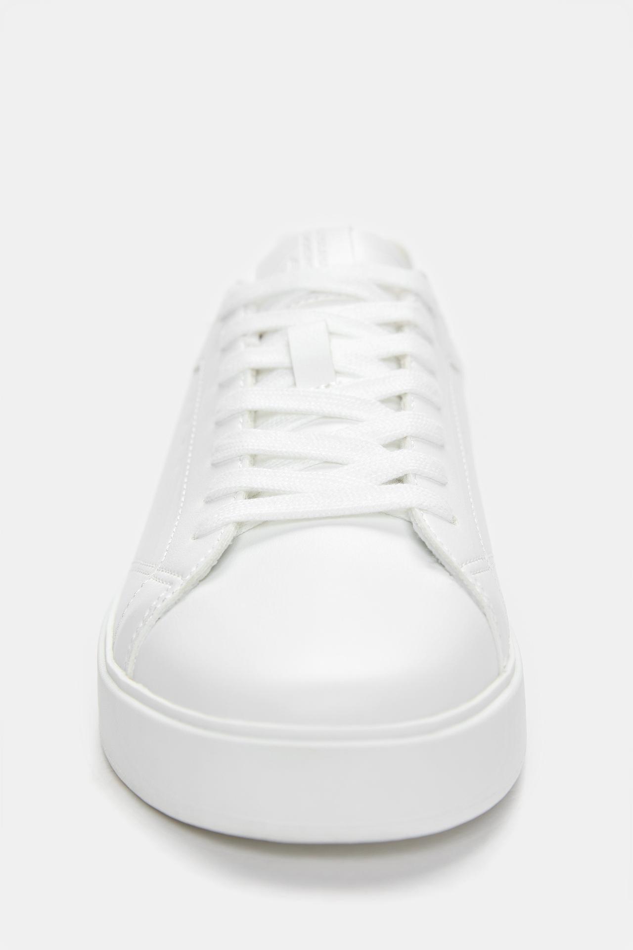 Casual trainers — White