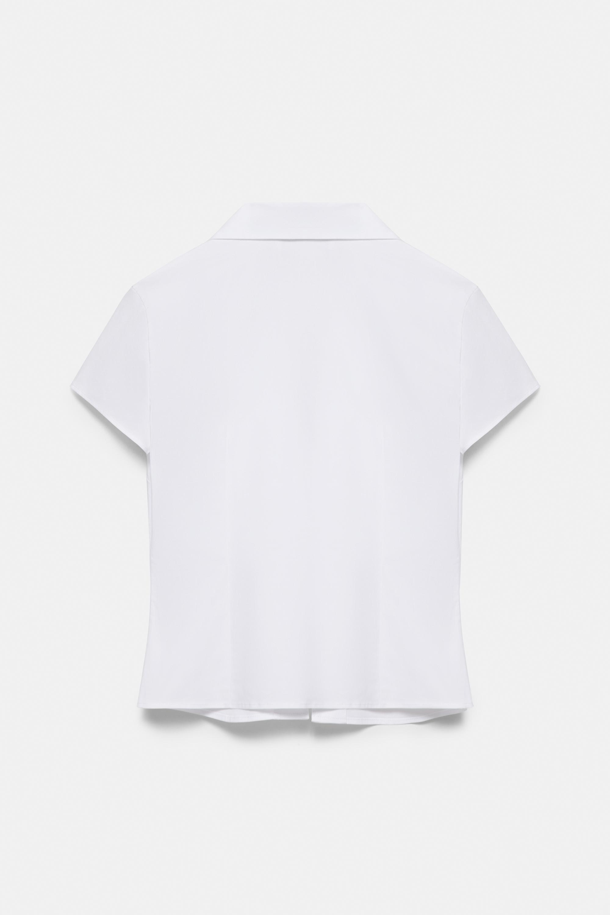 Vücuda oturan kısa kollu gömlek