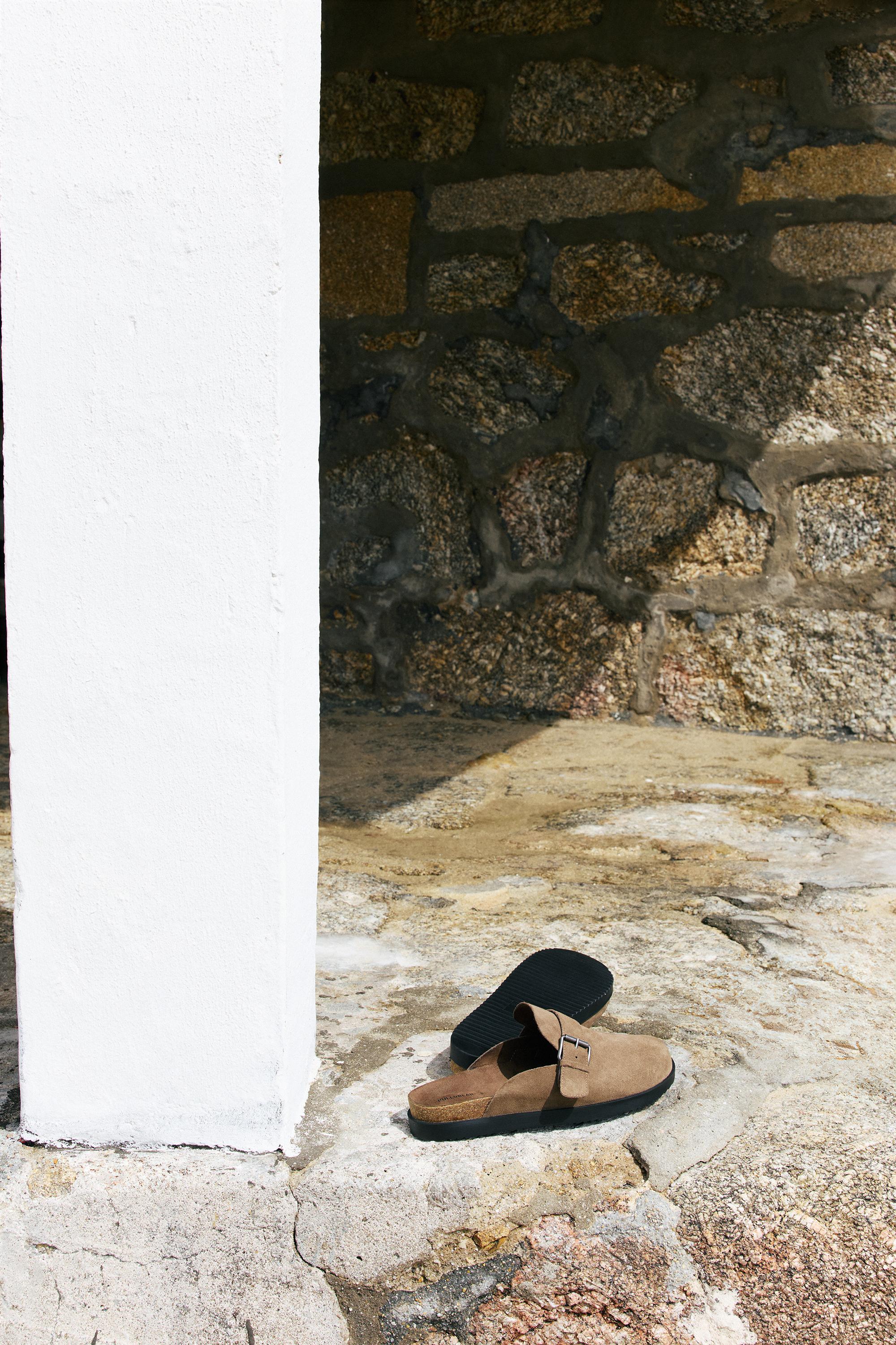 Leather buckle clogs — Brown
