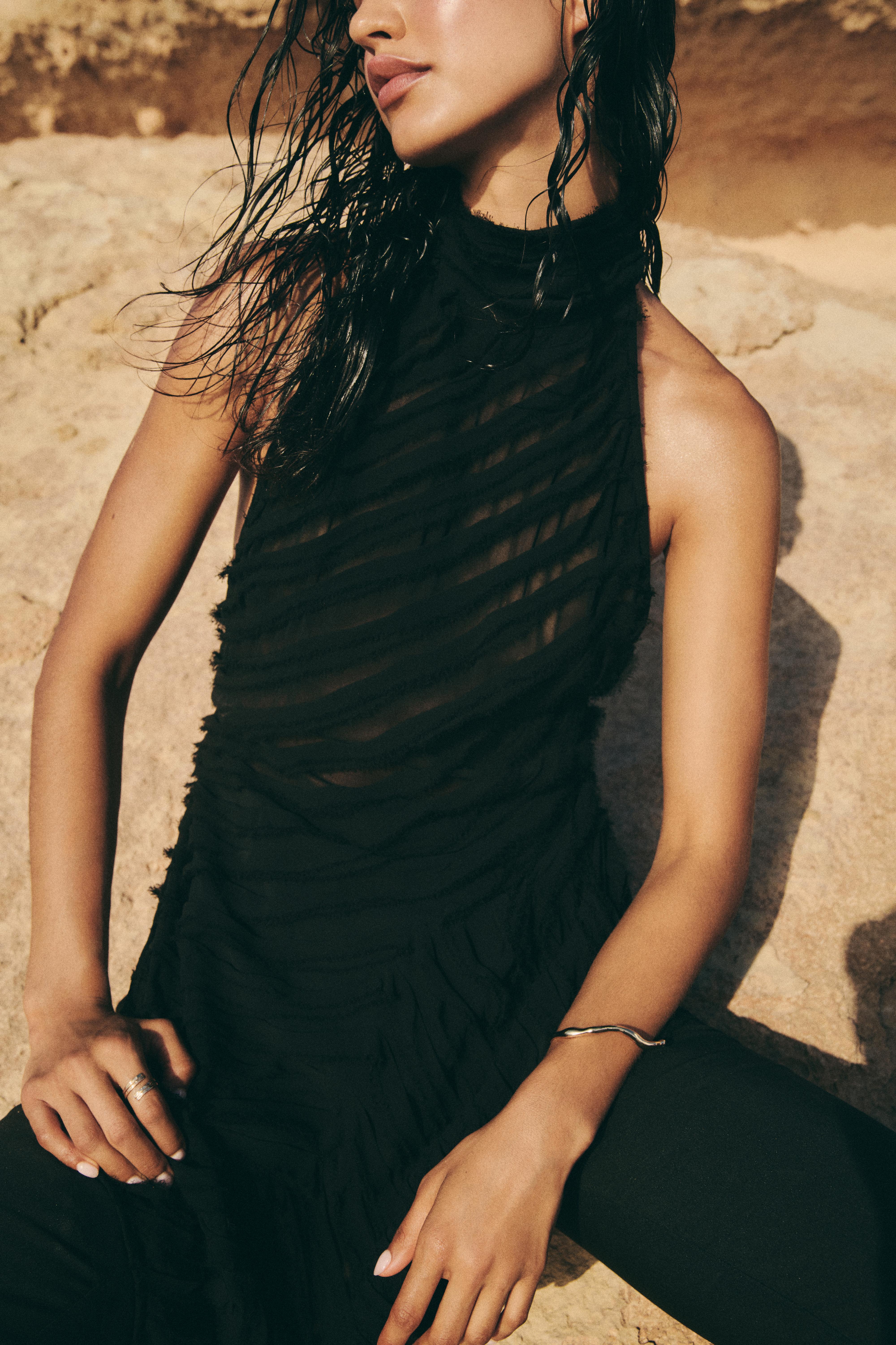 Textured open-back halter top — Black
