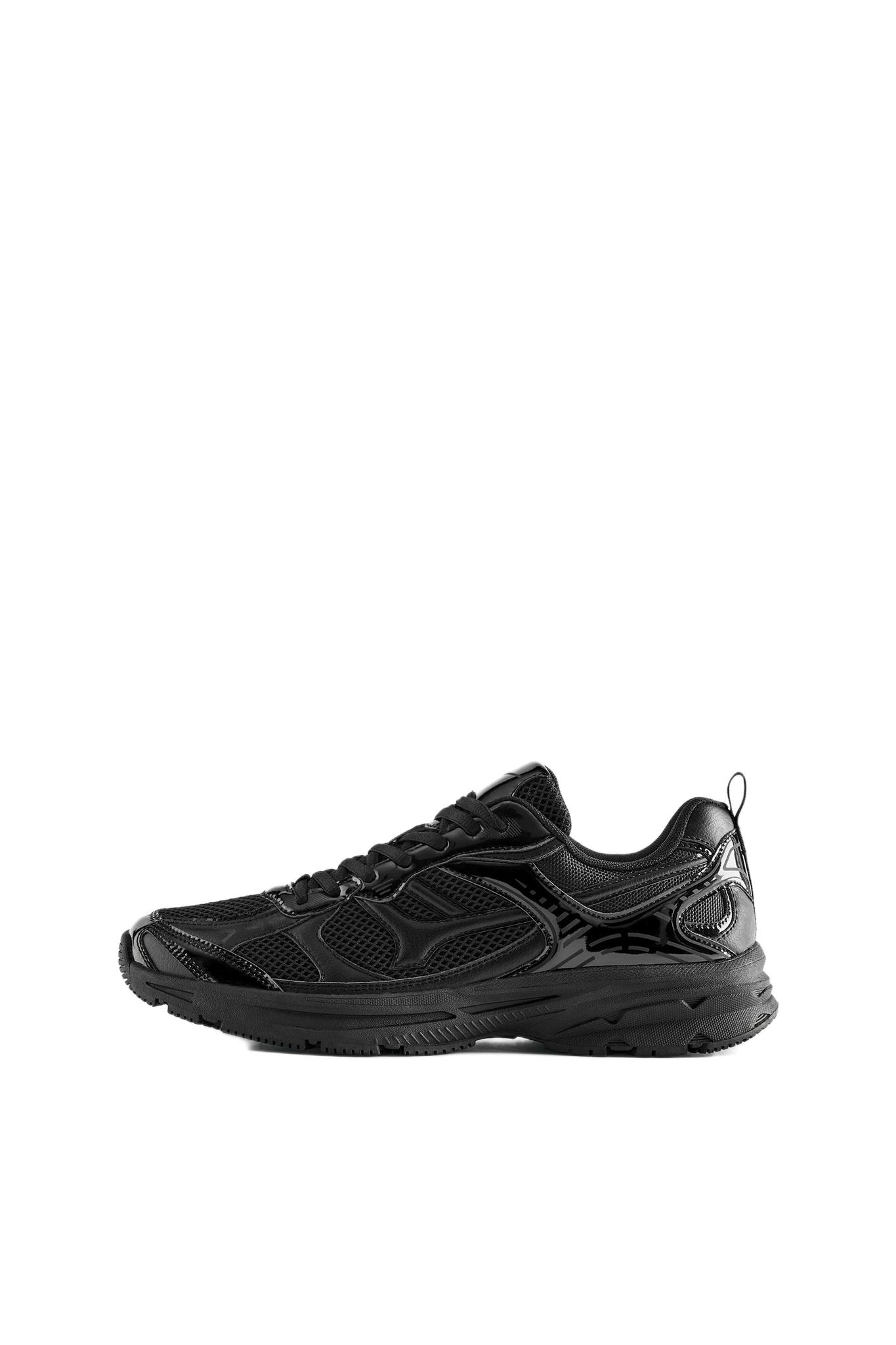 Multi-piece trainers — Black