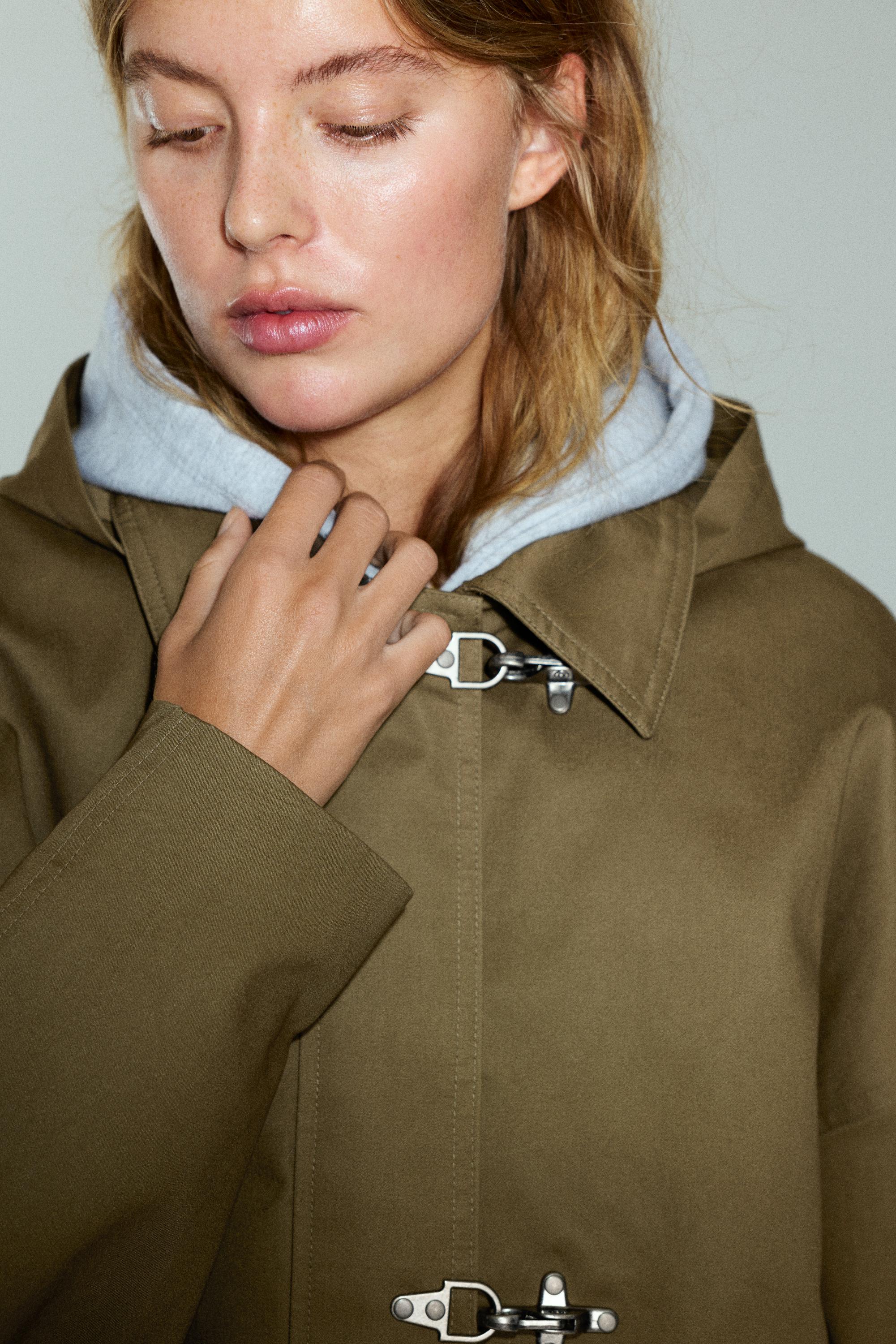 Pull&Bear Süslü düğmeli kısa su geçirmez trençkot