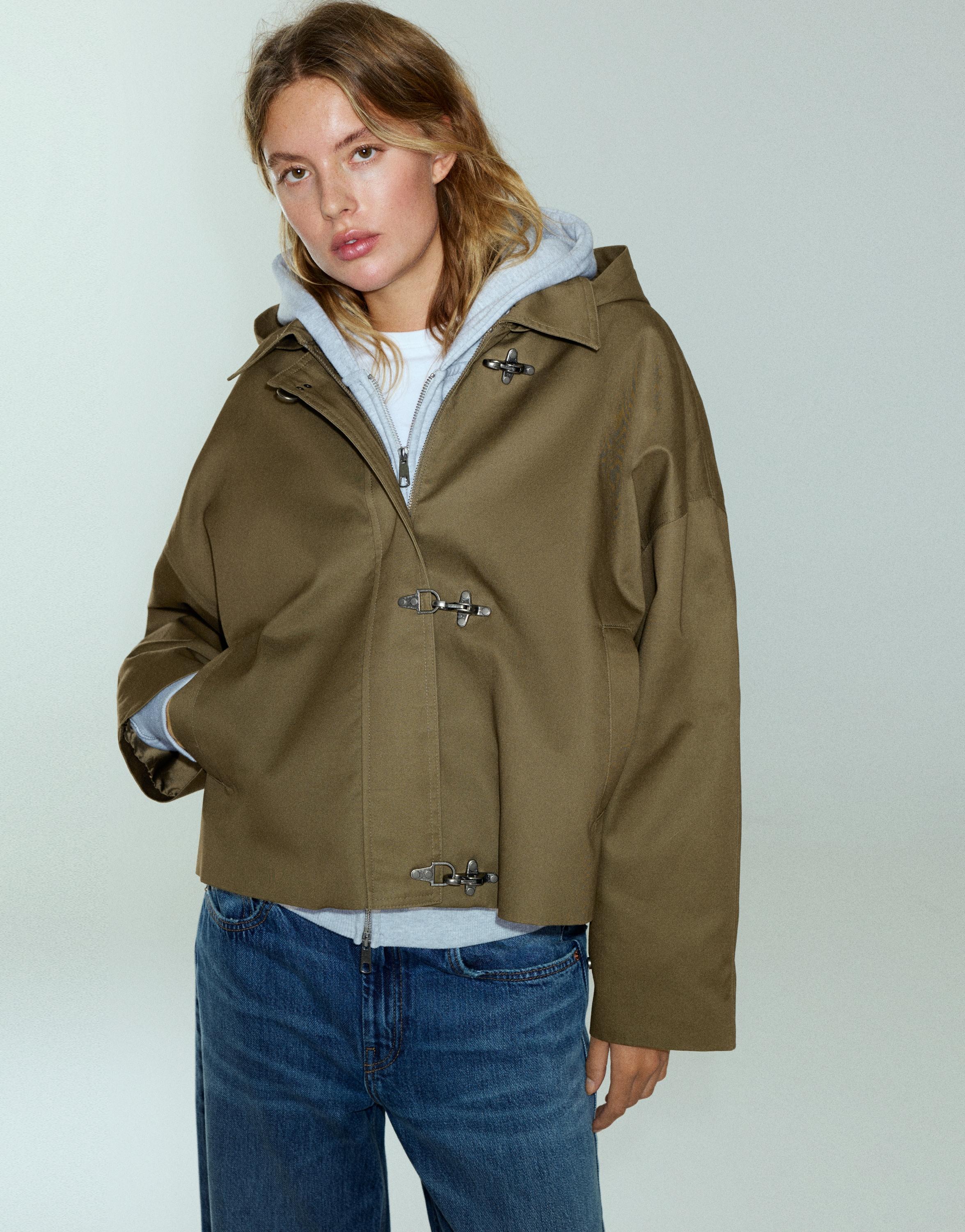 Pull&Bear Süslü düğmeli kısa su geçirmez trençkot görsel 4