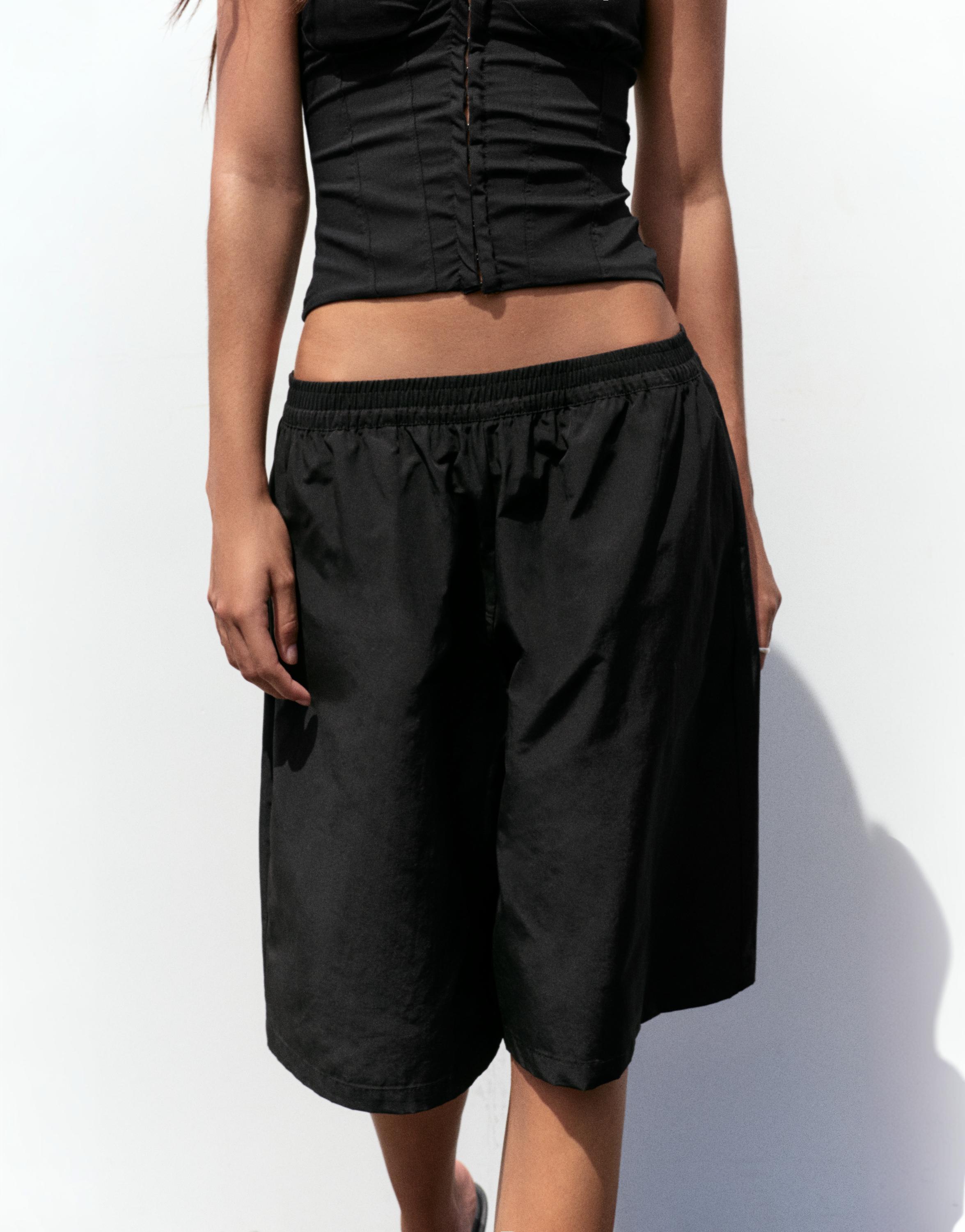 Black Bermuda shorts with elasticated waistband — Black