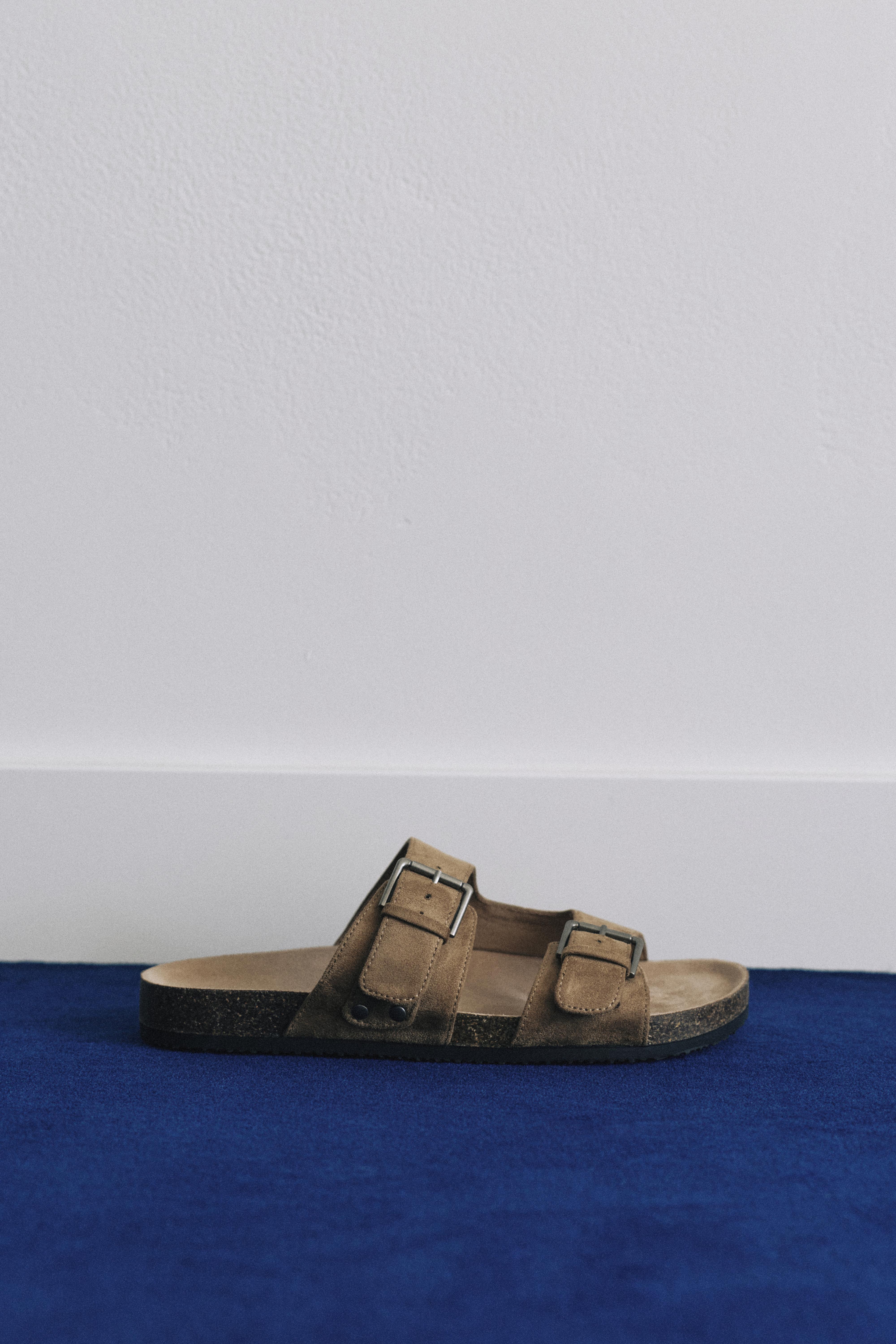 Buckled sandals — Ecru
