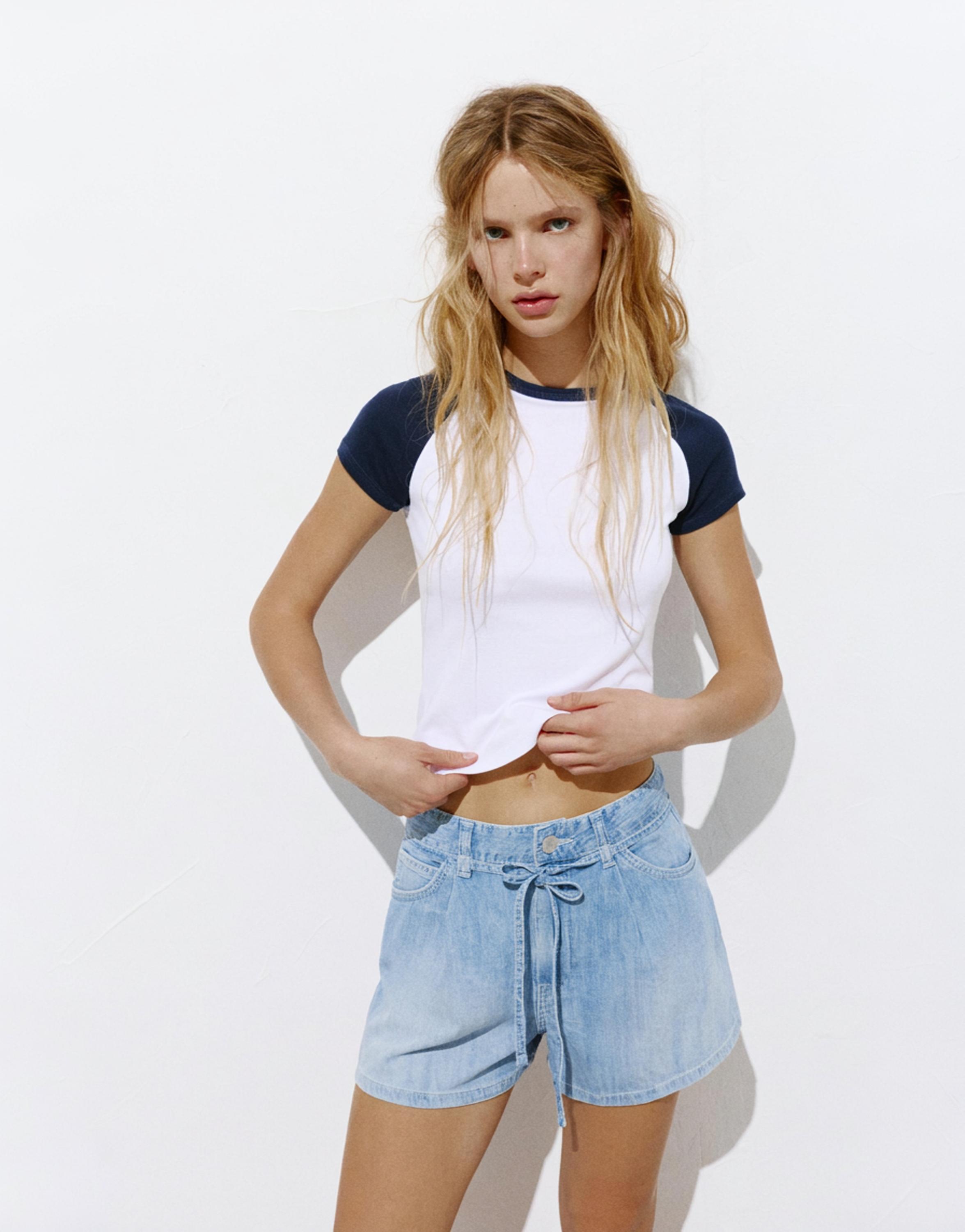 Denim shorts with darts and belt — Pale blue