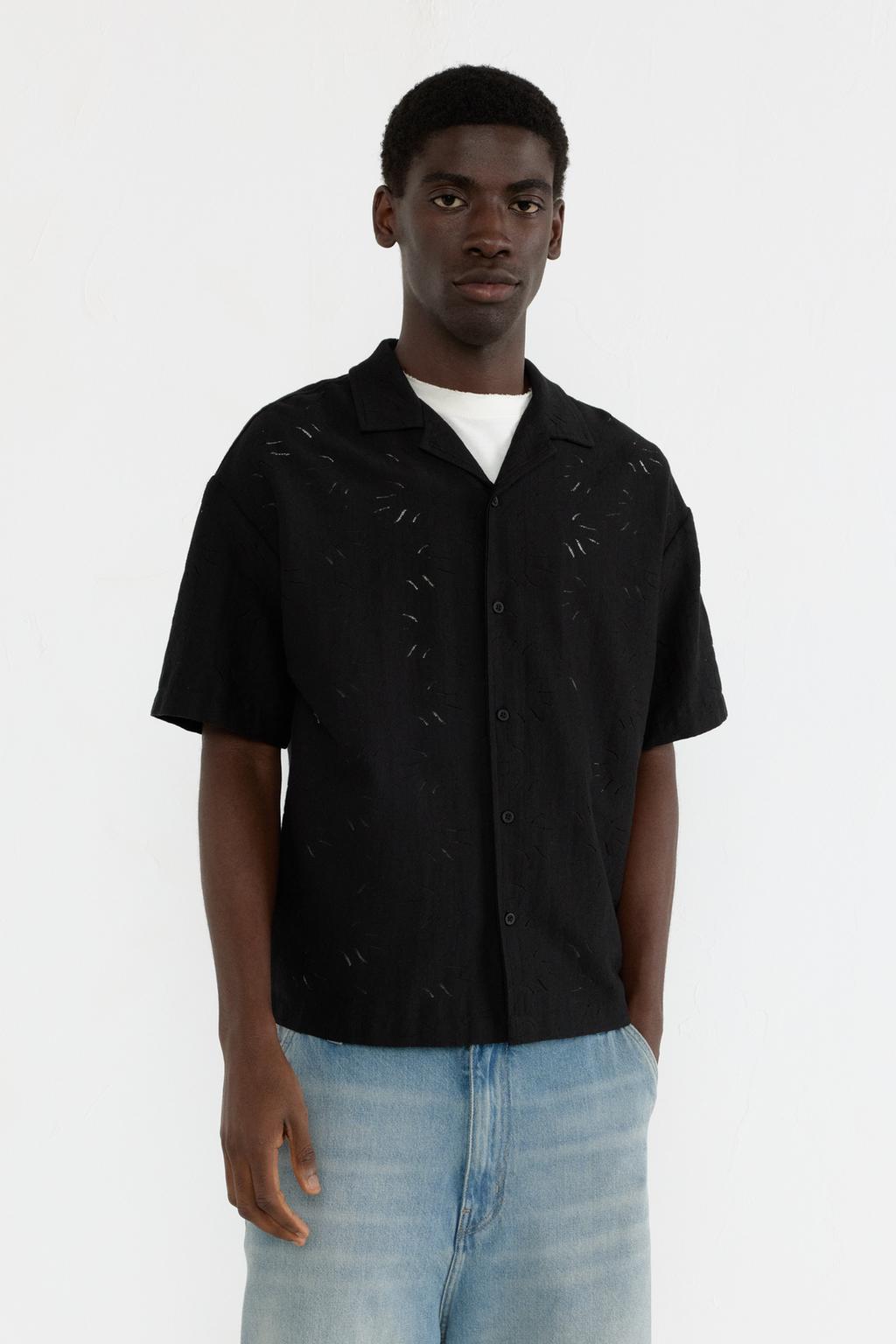 Camisa negra manga corta PULL&BEAR