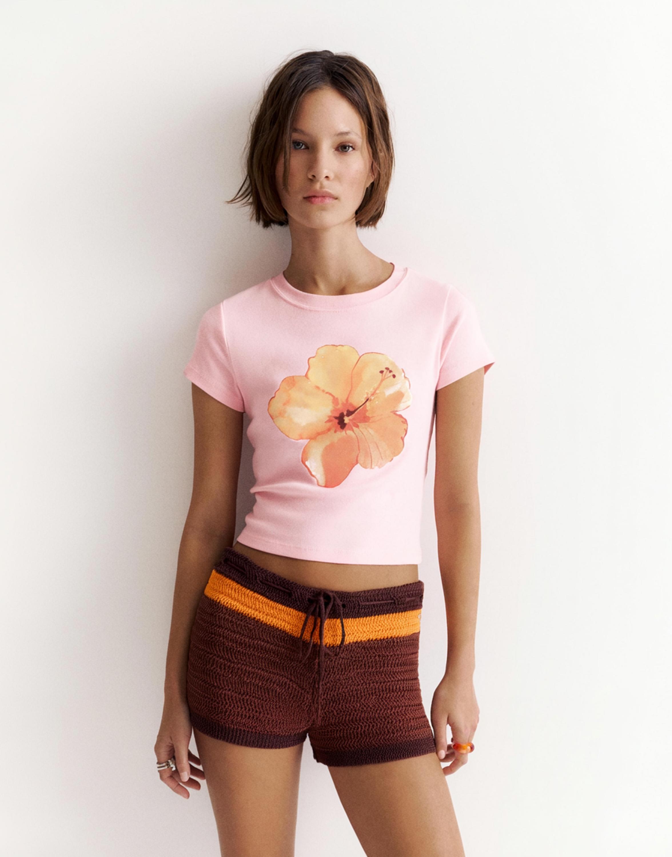 Pink hibiscus flower graphic T-shirt — Pale pink