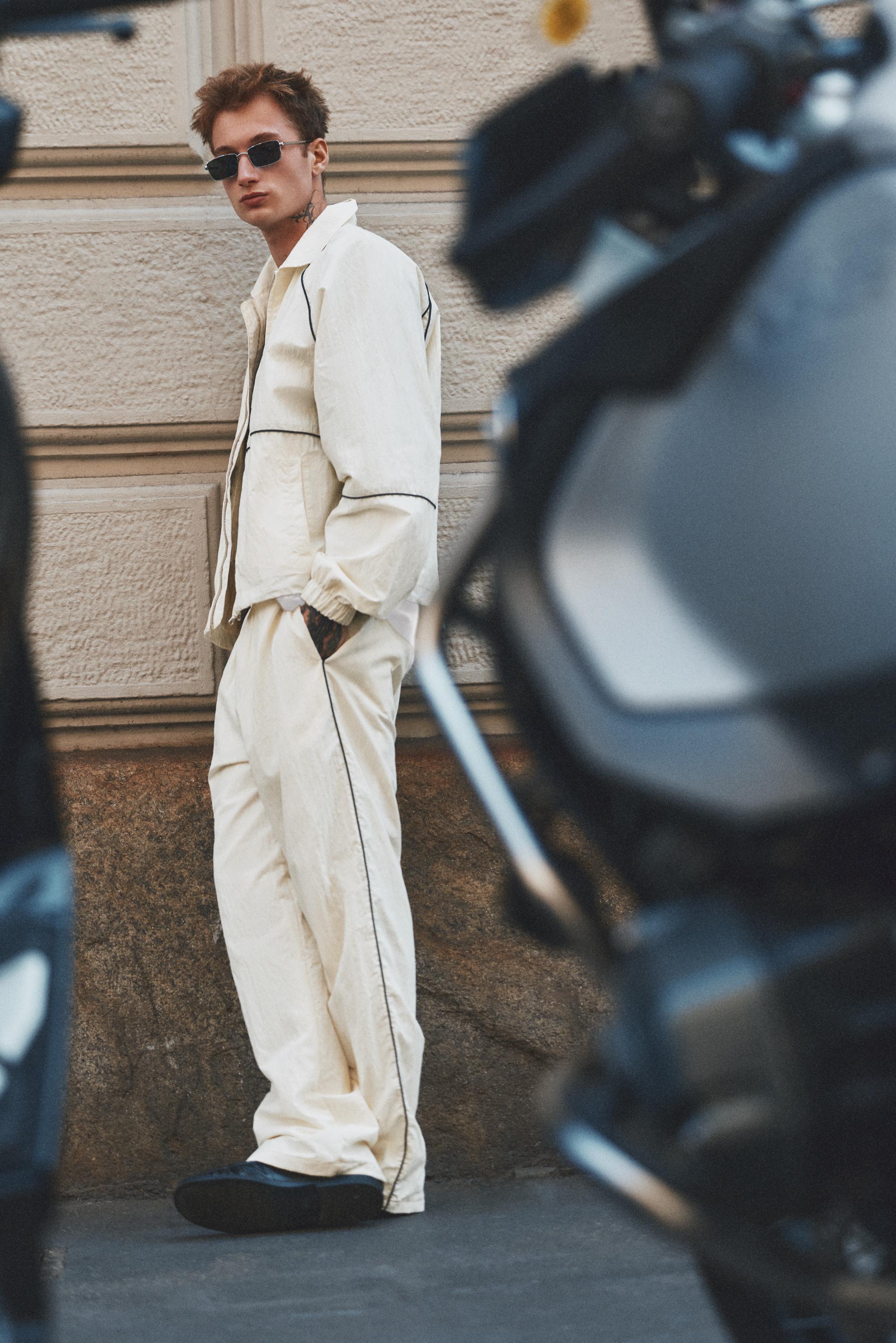 Lightweight contrast stitch joggers — Off white