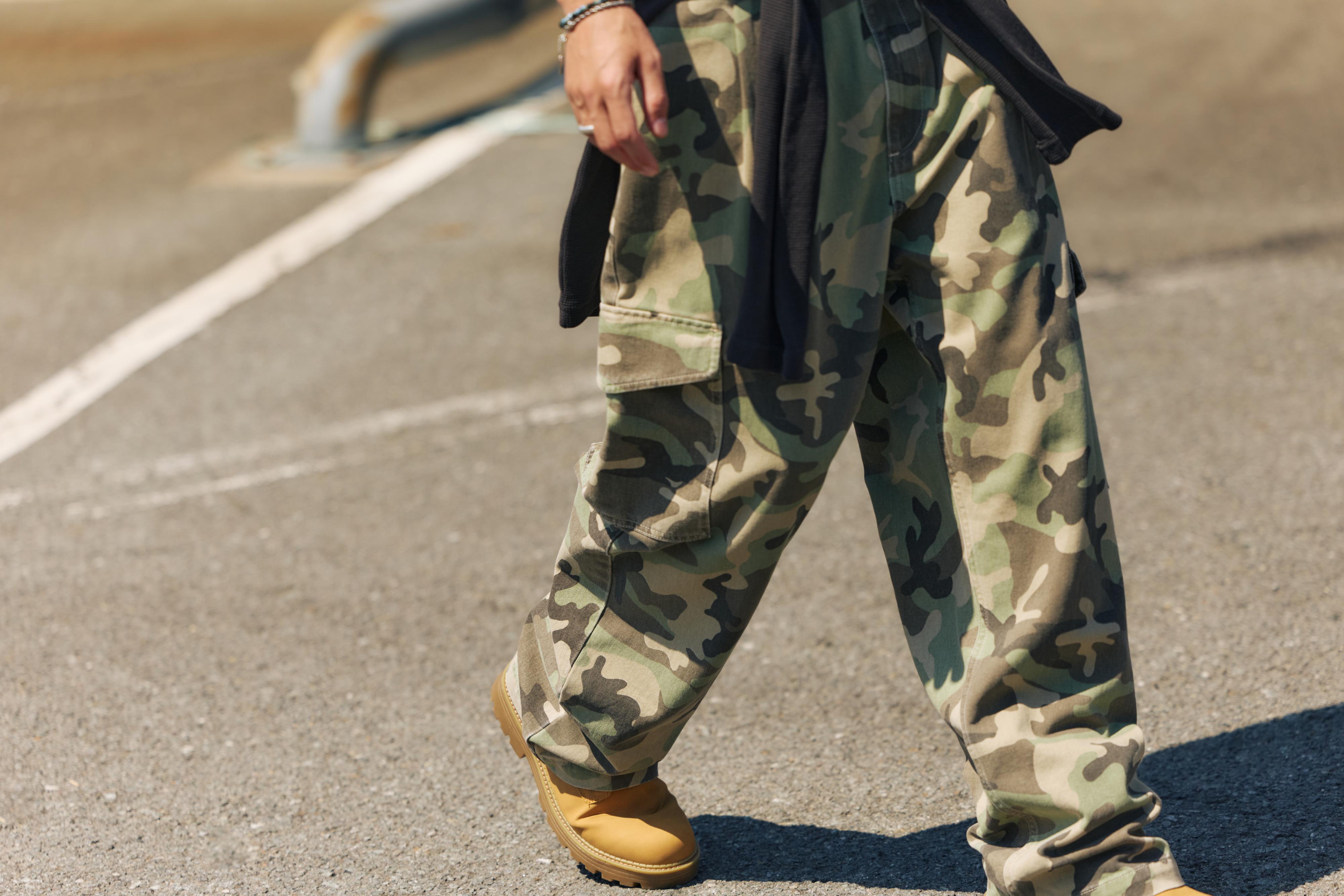 Printed cargo trousers — Khaki