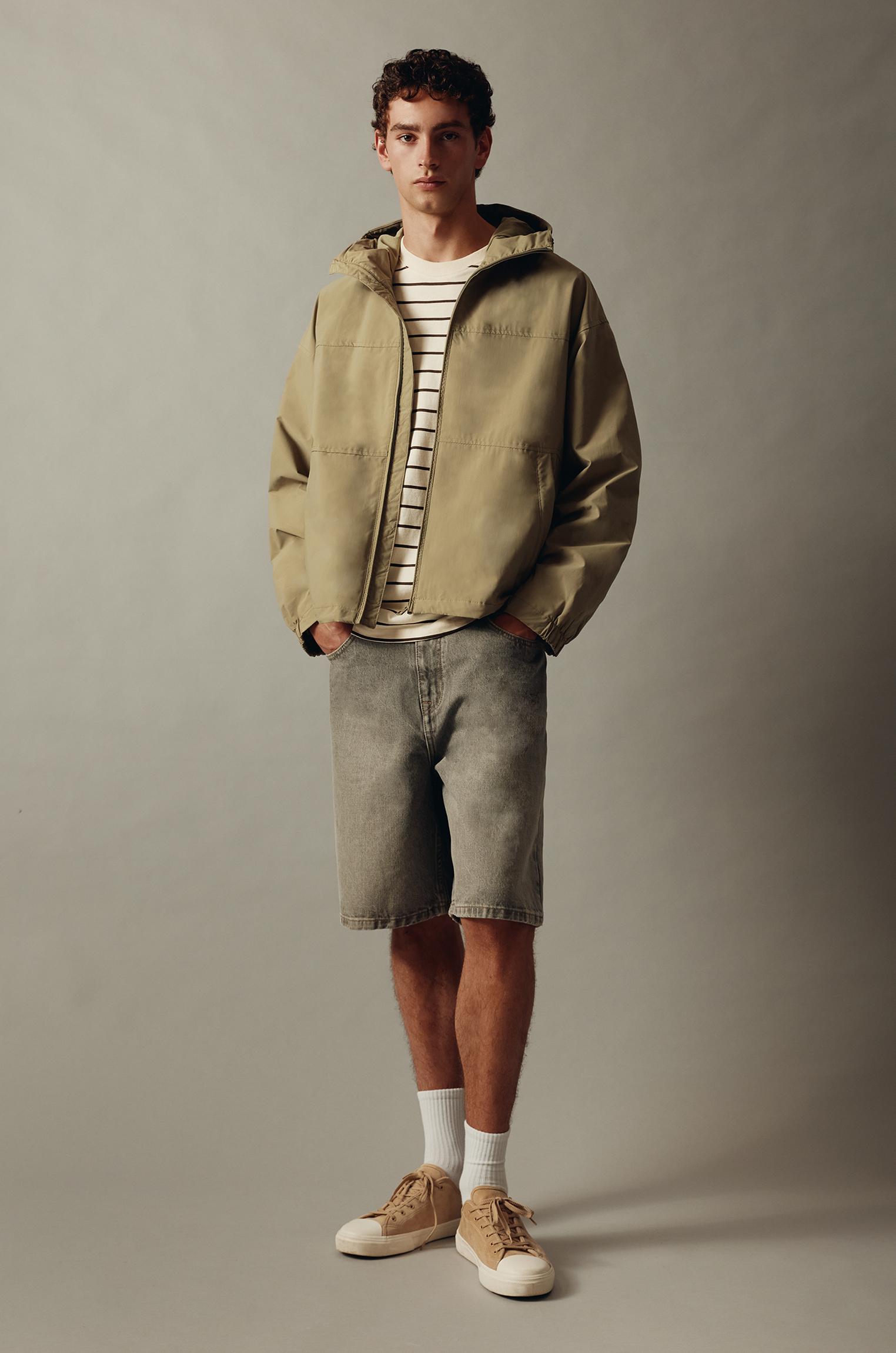 Lightweight hooded raincoat — Sand