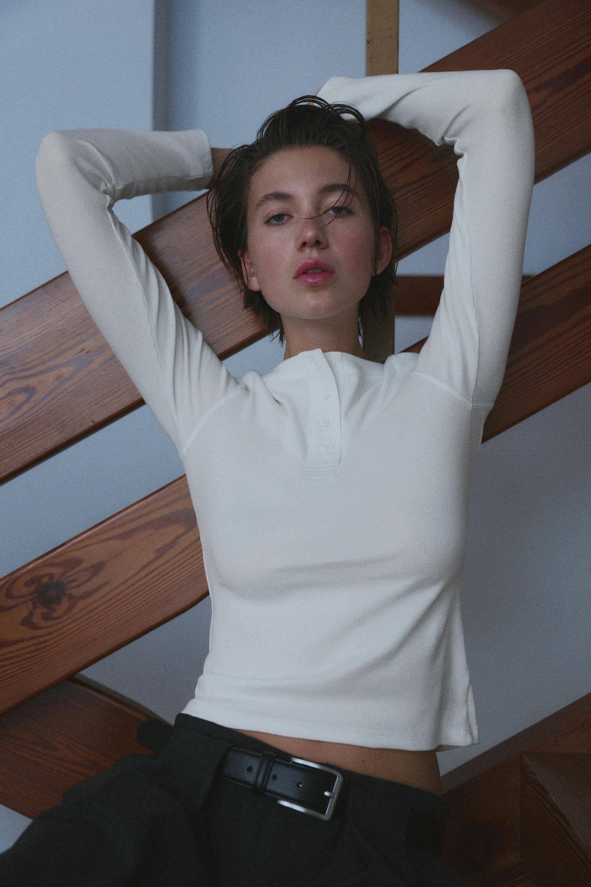Camiseta slim cuello henley