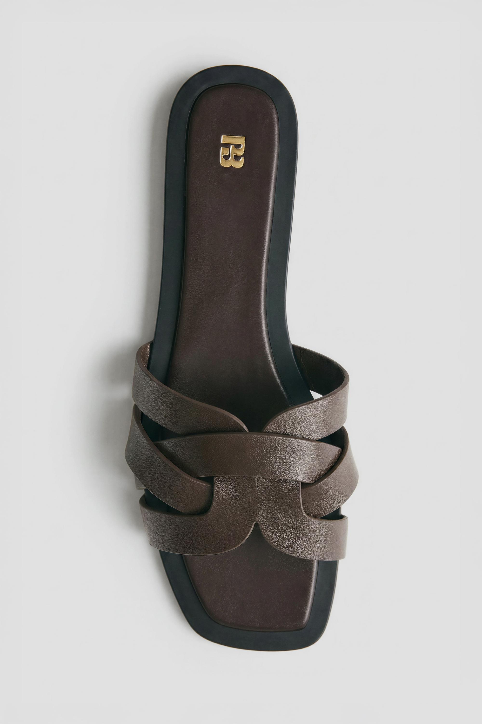 Flat strap sandals — Brown