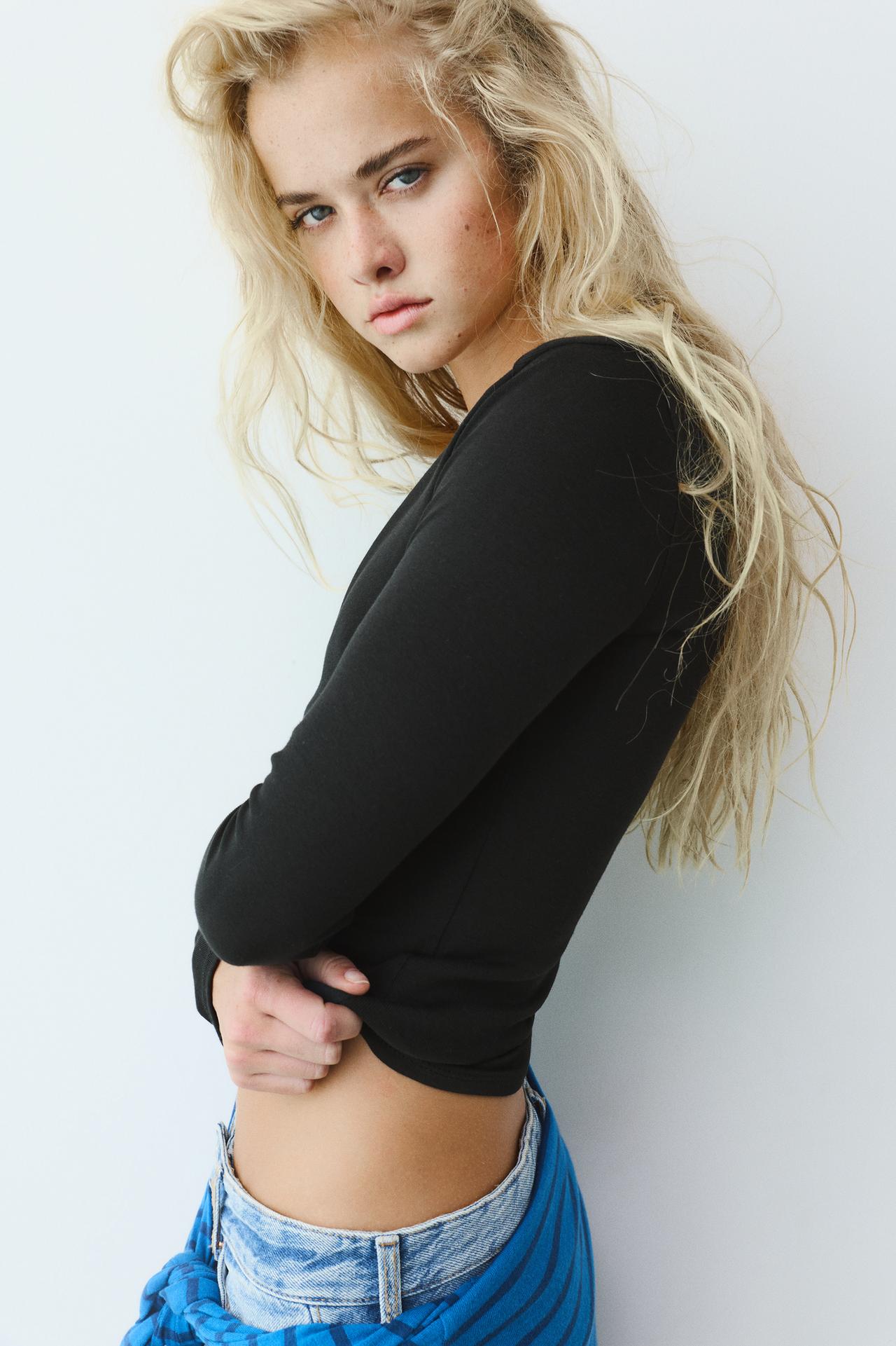 Fitted straight neckline T-shirt — Black